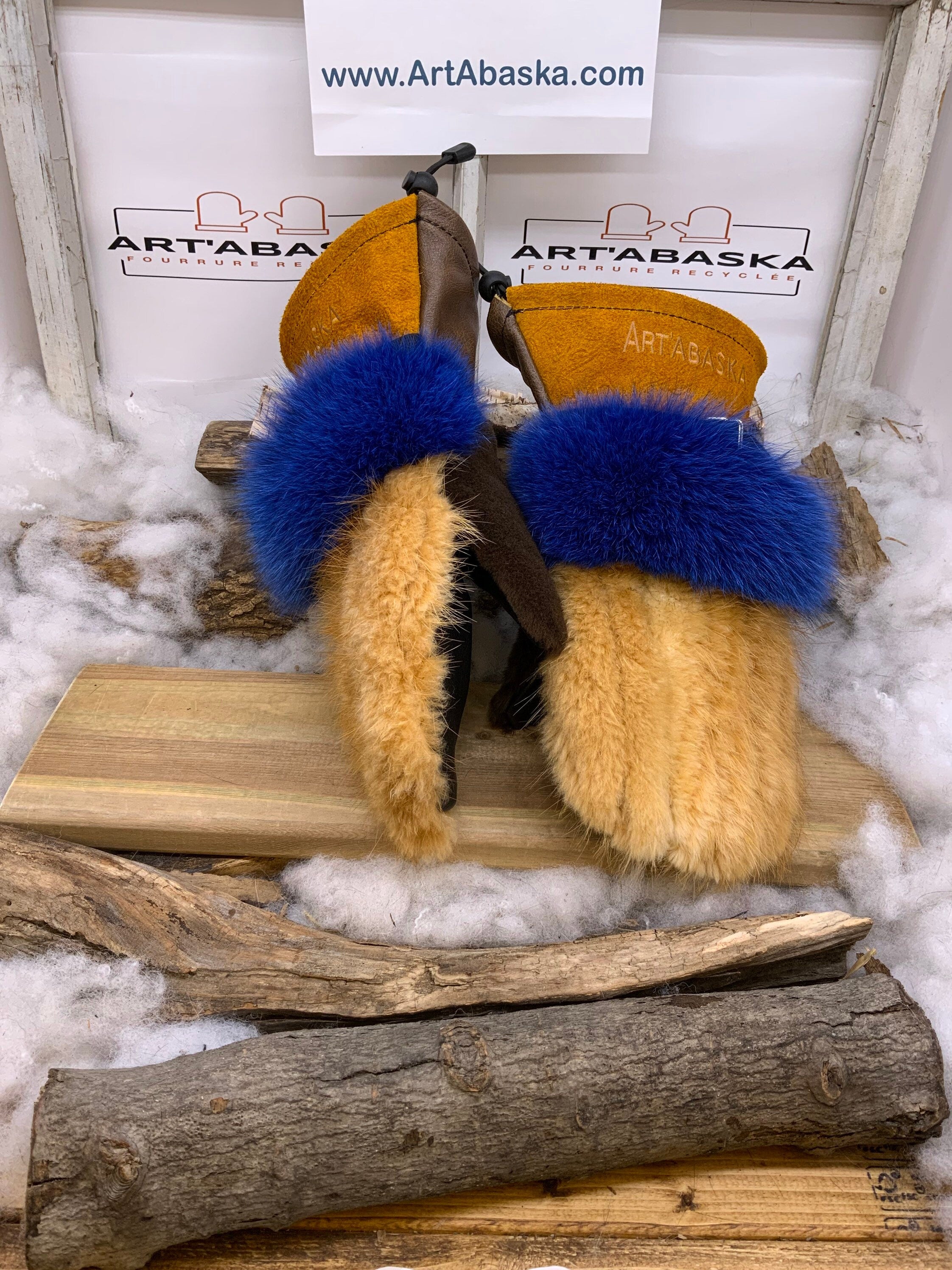 Mitaines Les Joséphine – Medium, renard bleu, castor remodelé, mouton brun rasé, cuir recyclé, fait à la main au Québec