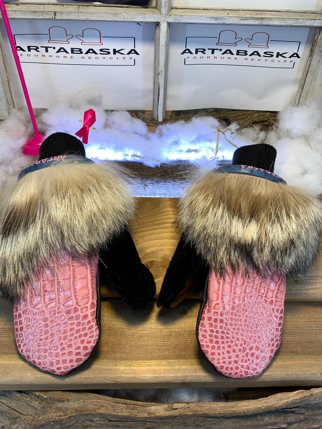 Mitaines de ville Alma faites à la main au Québec en fourrure recyclée avec cuir texturé rose grandeur Large