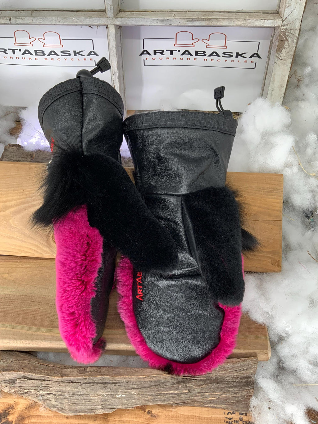 Mitaines Eva Medium - Fourrure recyclée rose, renard naturel, mouton rasé noir, cuir noir, pièce unique fait à la main Québec