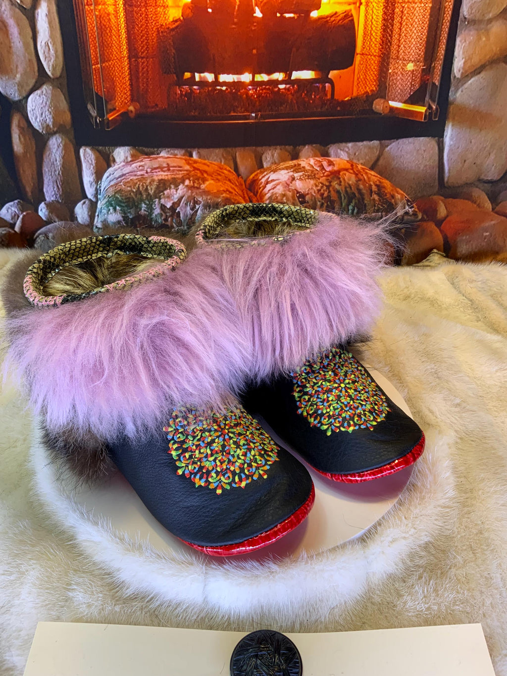 Mocassins d’intérieur Lynda – 8 femme – cuir italien noir brodé mandala multicolore, fourrures recyclées & semelle rouge, faits à la main au Québec ✨🌈❤️