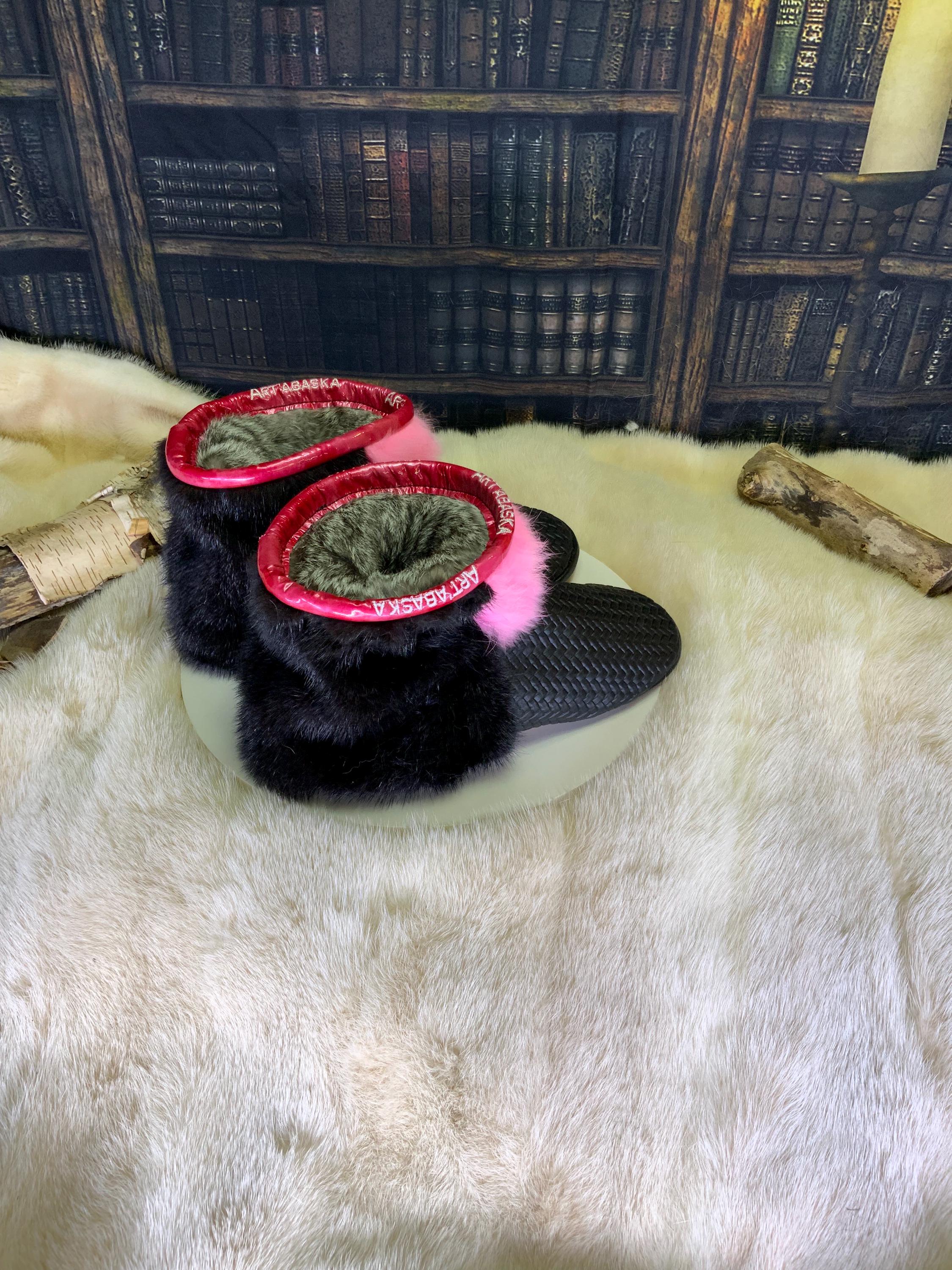 Mocassins d’intérieur Les Monique – femme 9 – cuir noir tressé & fourrures recyclées – fait à la main au Québec, pièce unique