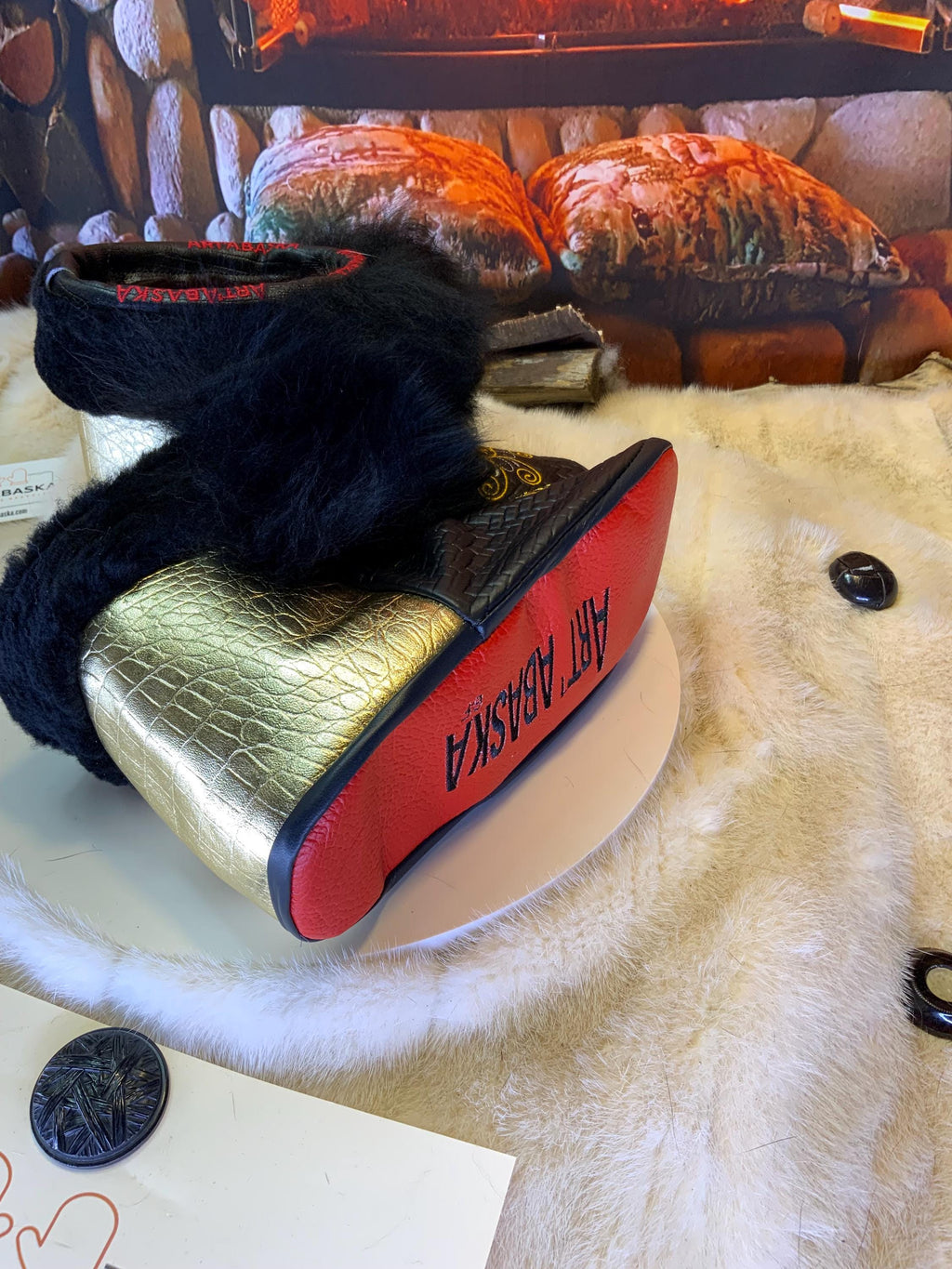 Mocassins d’intérieur Marjolaine – 6 femme – cuir italien chevron brodé mandala jaune or et blanc, arrière cuir or imprimé crocodile, semelle rouge ✨💛❤️