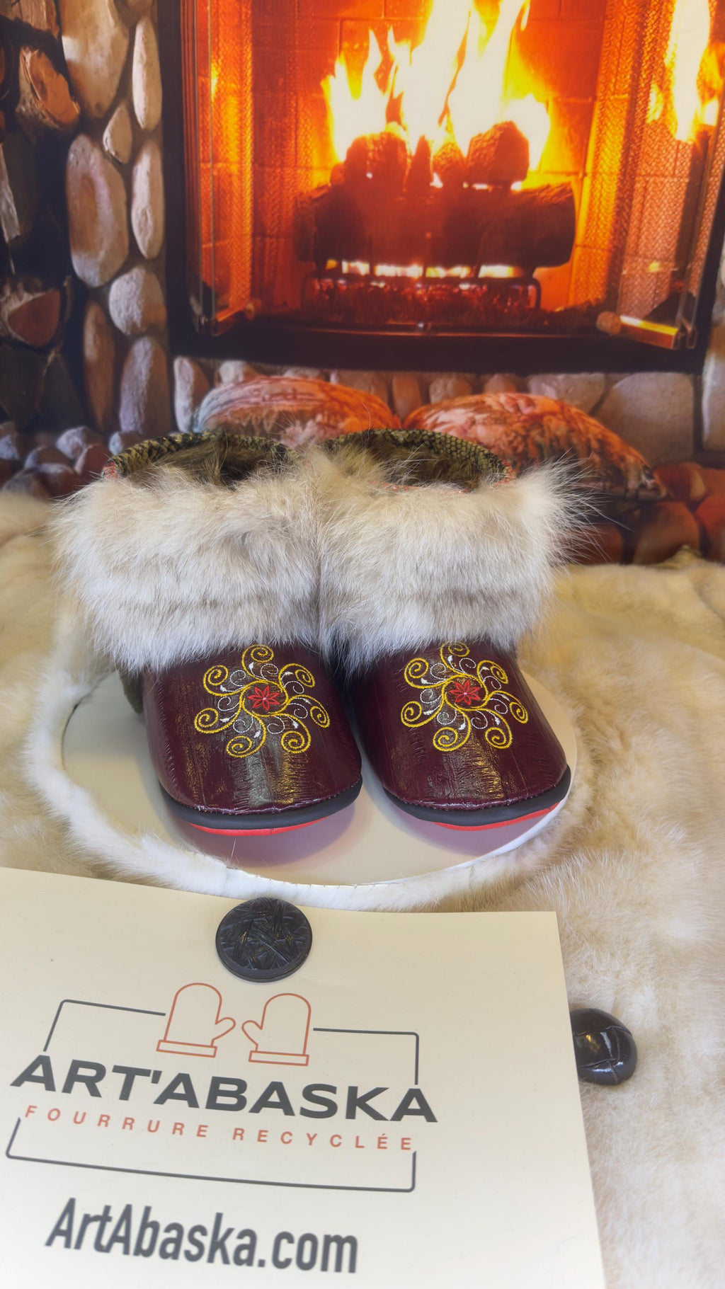 Mocassins d’intérieur Anita 9 femme cuir anguille bourgogne brodé serpent renard norvegien mouton recyclé Québec
