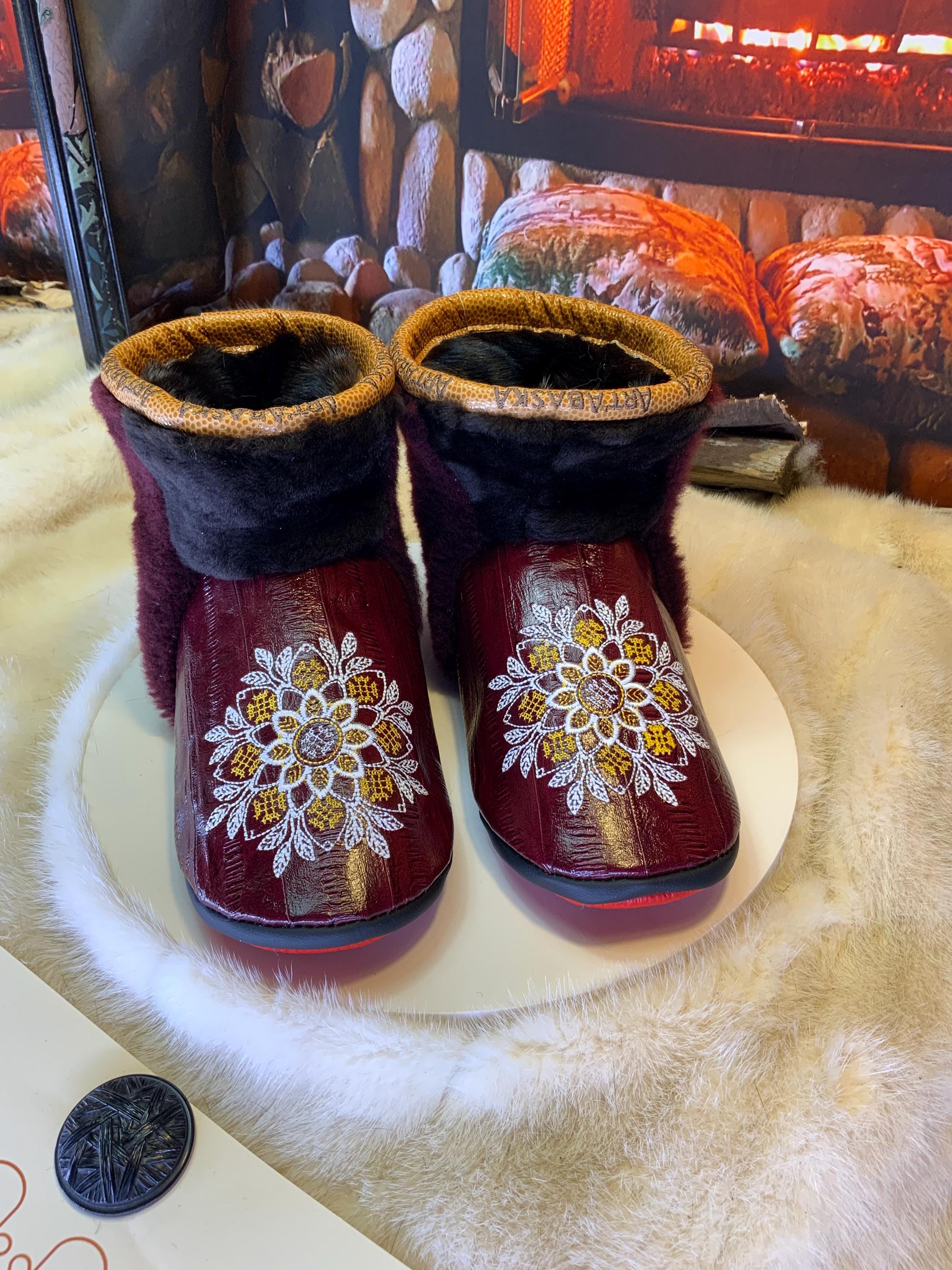 Mocassins d’intérieur Blanche – 8 femme – cuir d’anguille bourgogne brodé mandala blanc-or, fourrure recyclée & semelle rouge, faits à la main au Québec ✨🤍