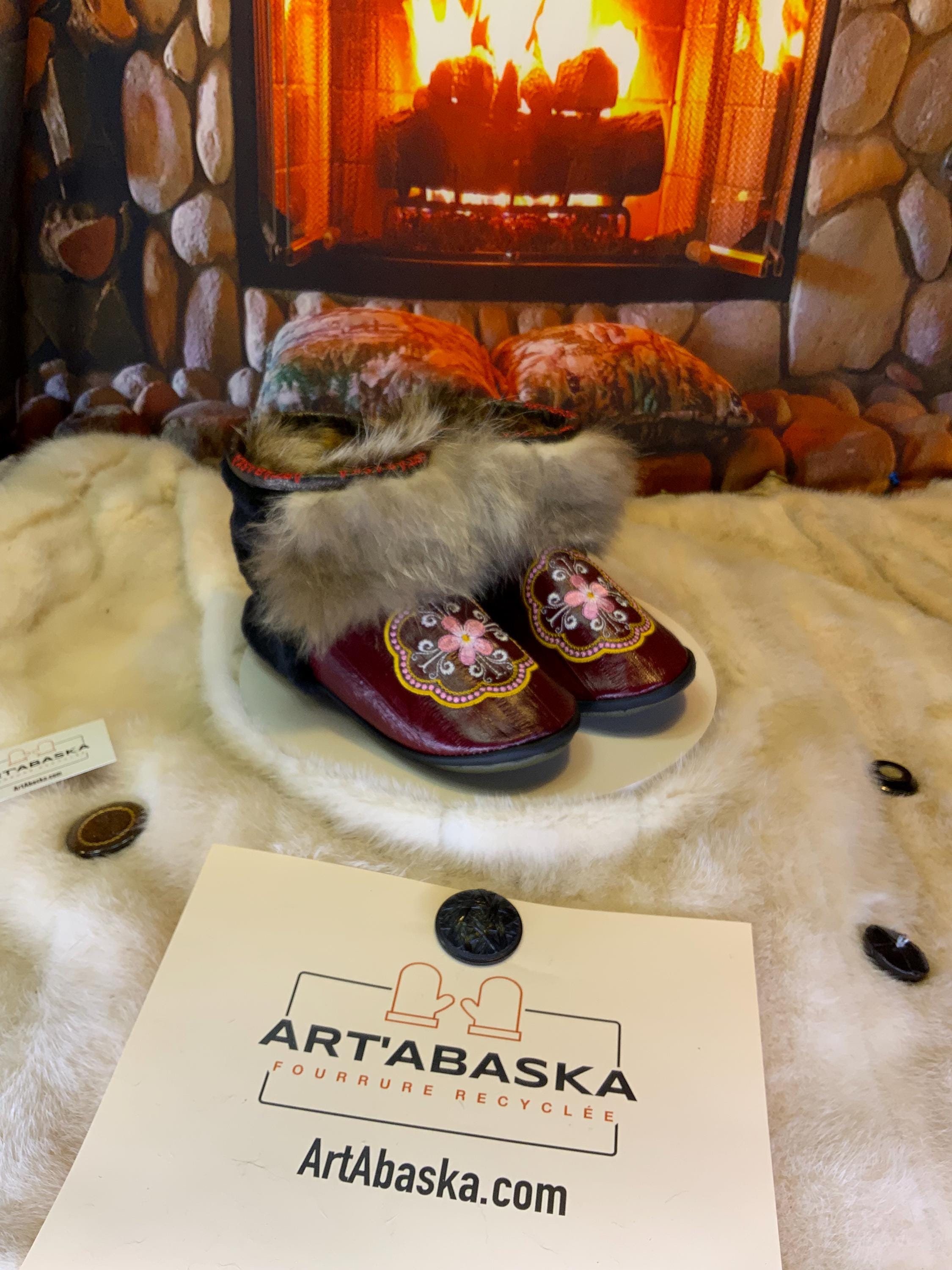 Mocassins d’intérieur Adèle – 7 femme – cuir d’anguille brodé mandala rose-blanc-or, fourrure recyclée & semelle verte kaki, faits à la main au Québec ✨🌸💚