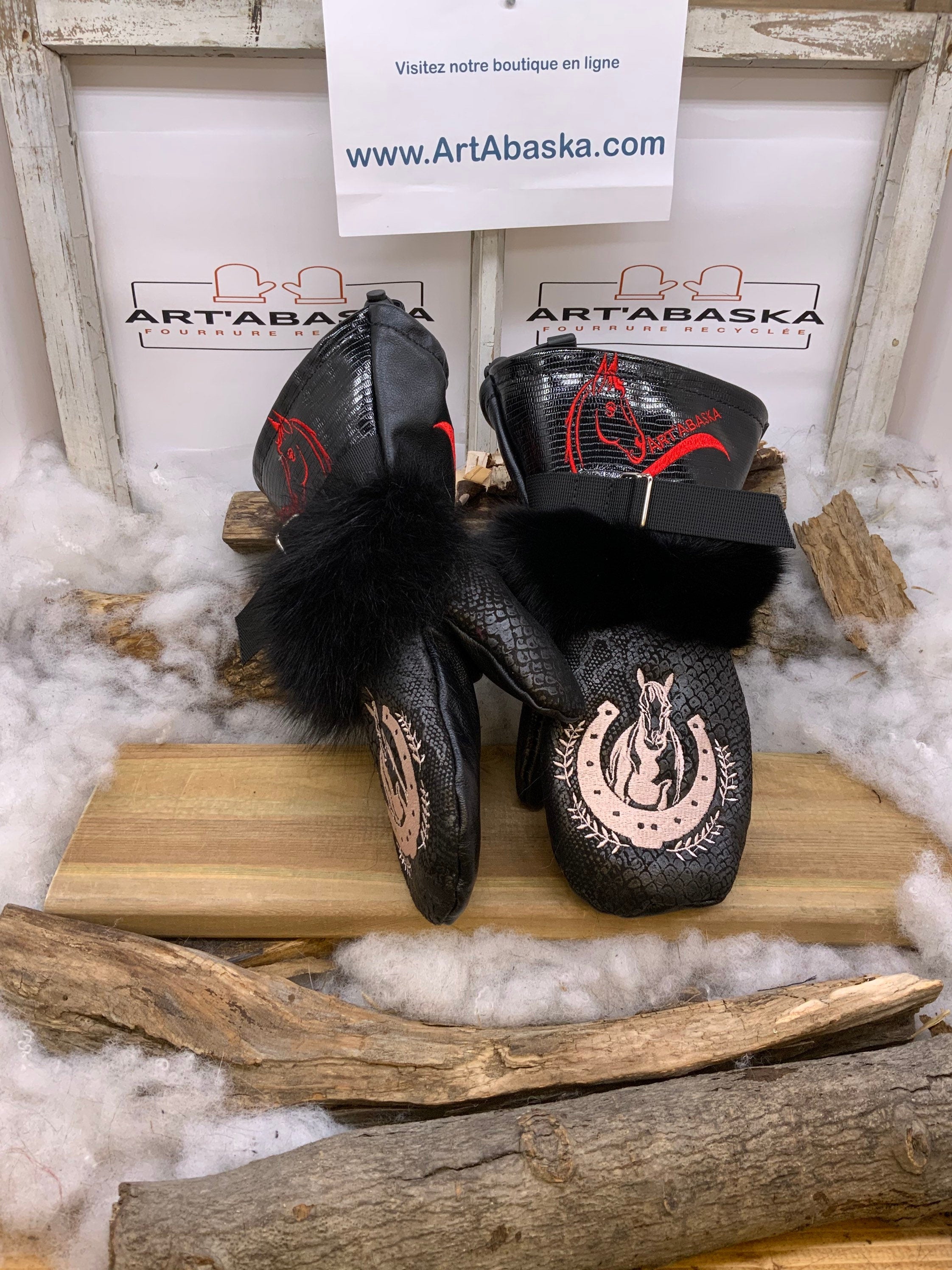 Mitaines Les Anne – Medium, cuir et fourrure recyclés noirs, broderie cheval, fait à la main au Québec