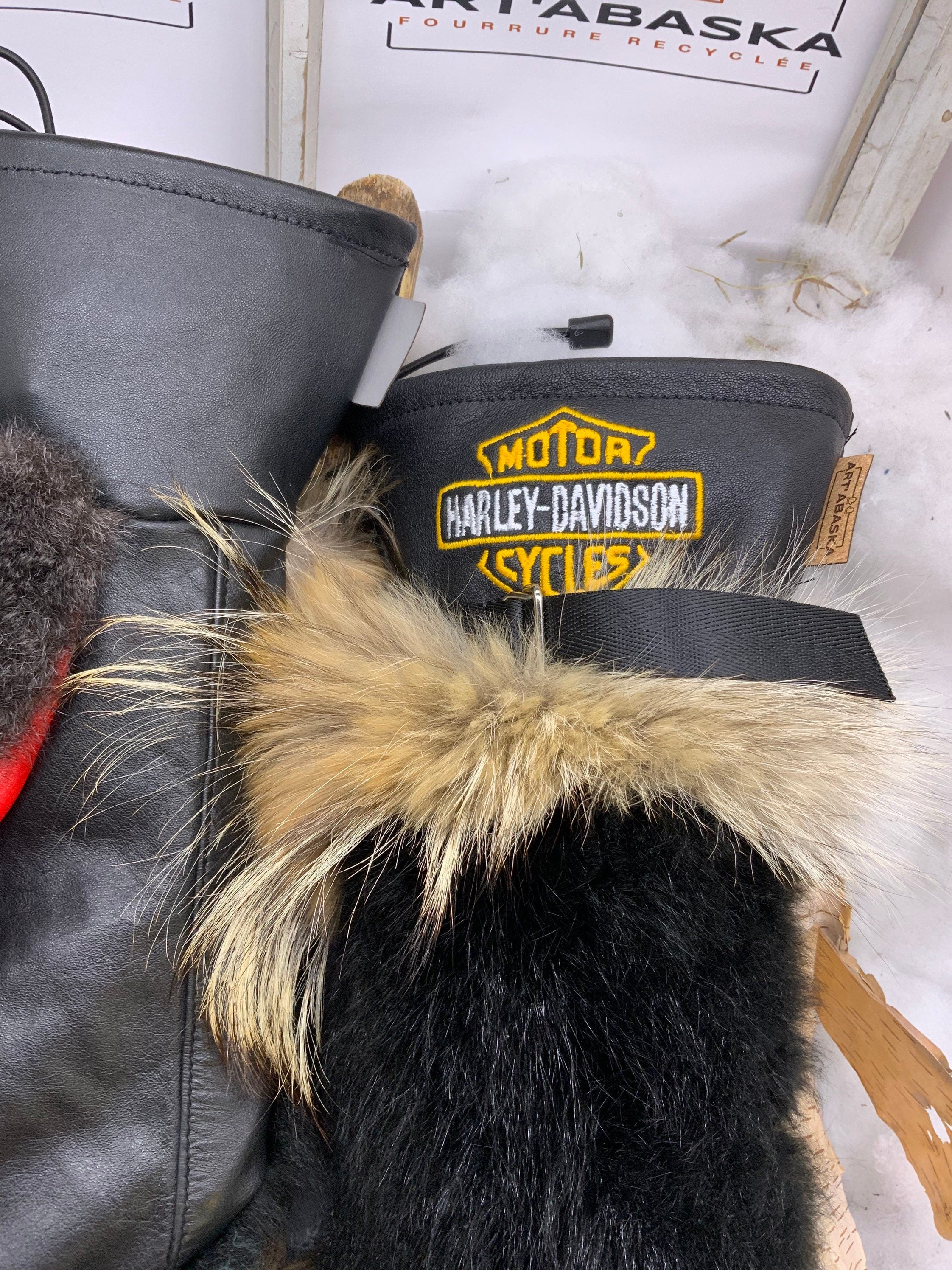 Mitaines Réjeanne Large édition Harley Davidson cuir noir opossum gris renard recyclés broderie ArtAbaska fait à la main Québec