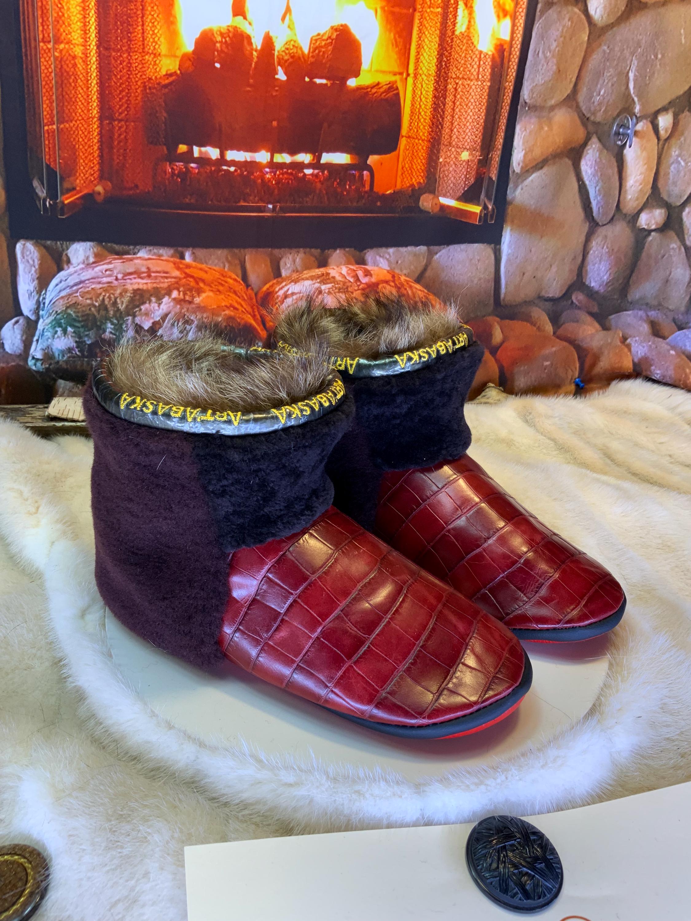 Mocassins d’intérieur Rolande 7 femme, cuir imprimé crocodile bourgogne, fourrure recyclée, faits à la main au Québec ✨❤️🤎