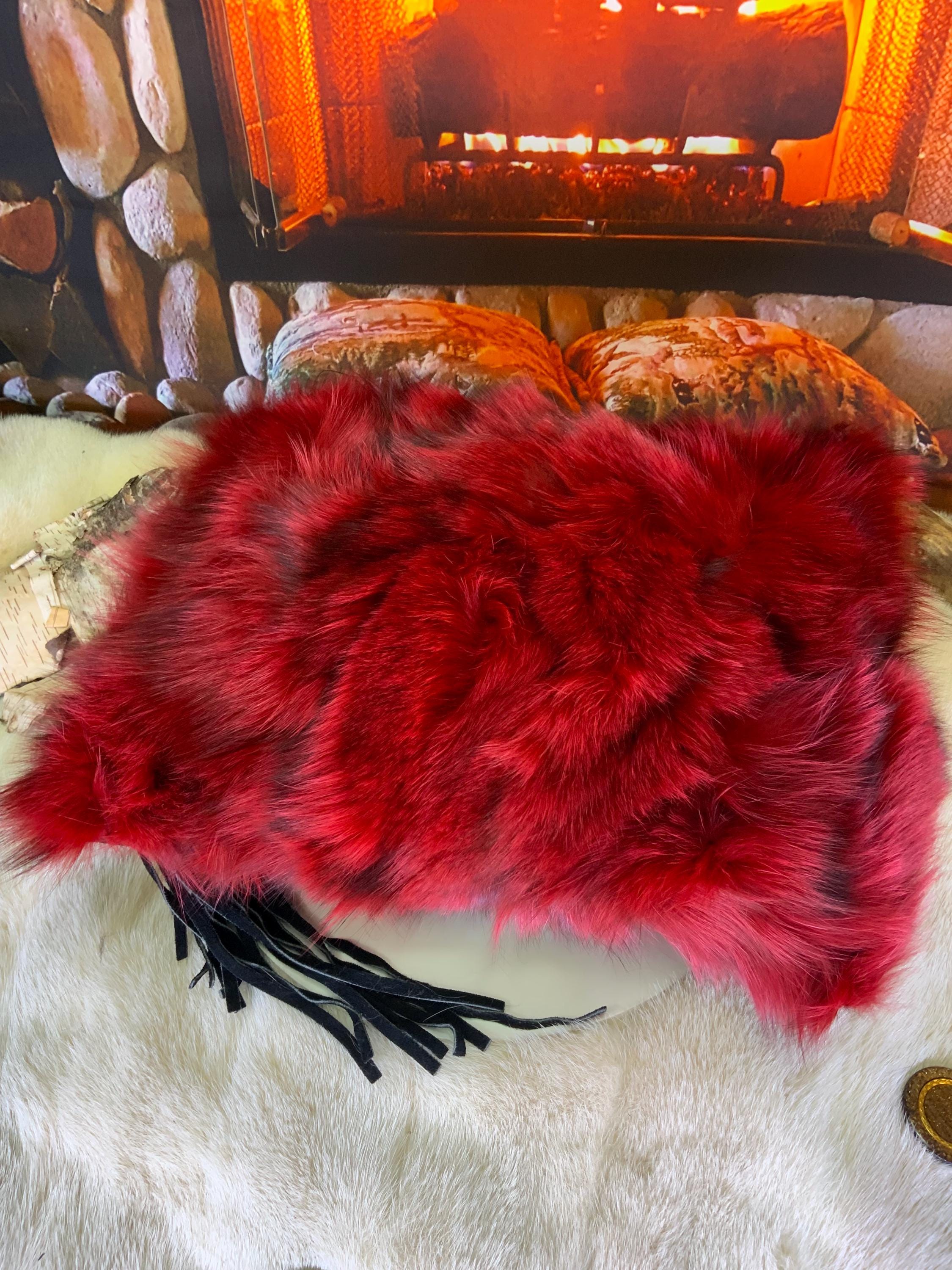 Coussin décoratif en fourrure recyclée en renard recyclé cousus en lanières style patchwork rouge