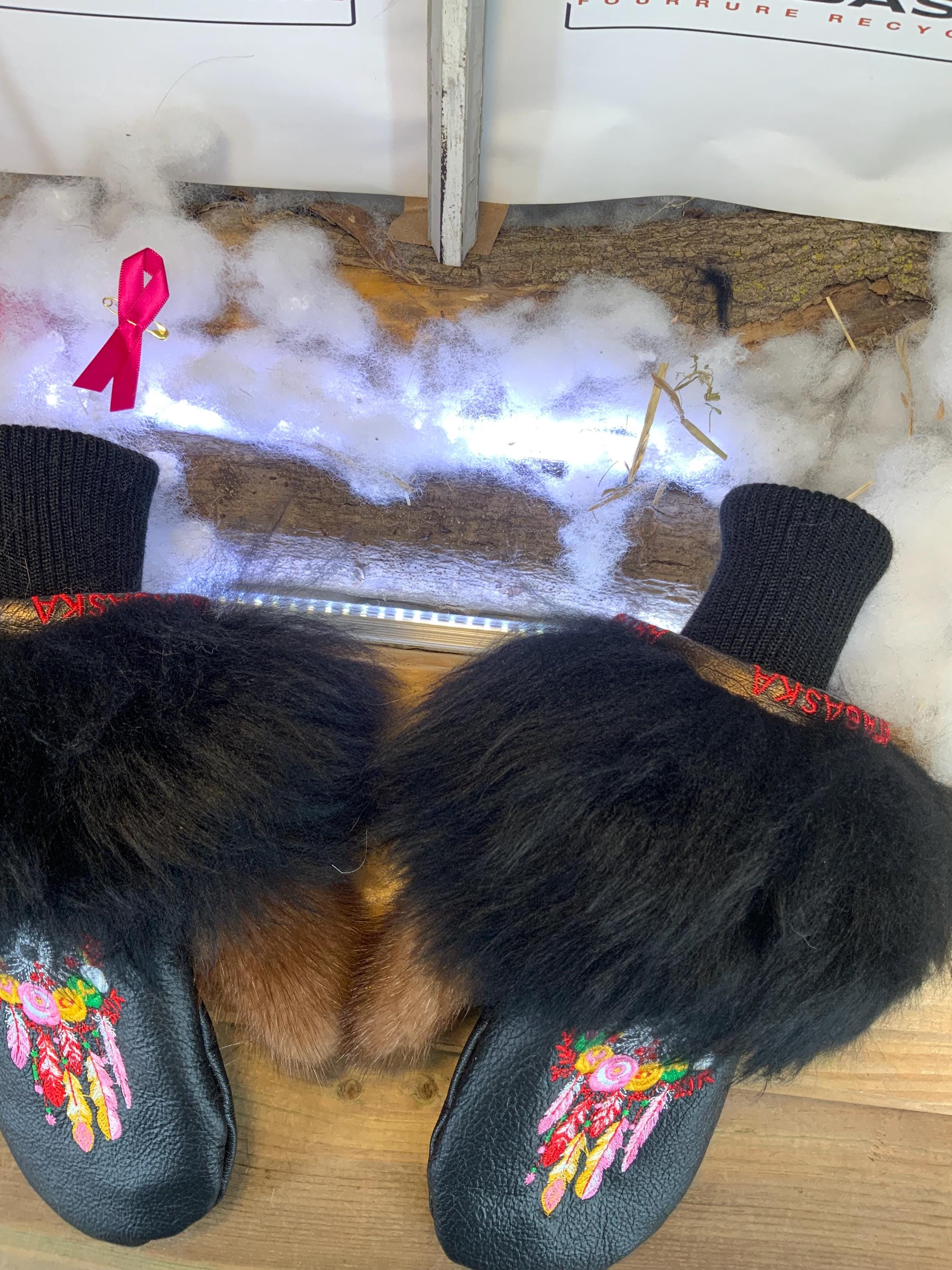 Mitaines de ville Henriette faites à la main au Québec en fourrure recyclée avec broderie Capteur de Rêve artistique grandeur Medium