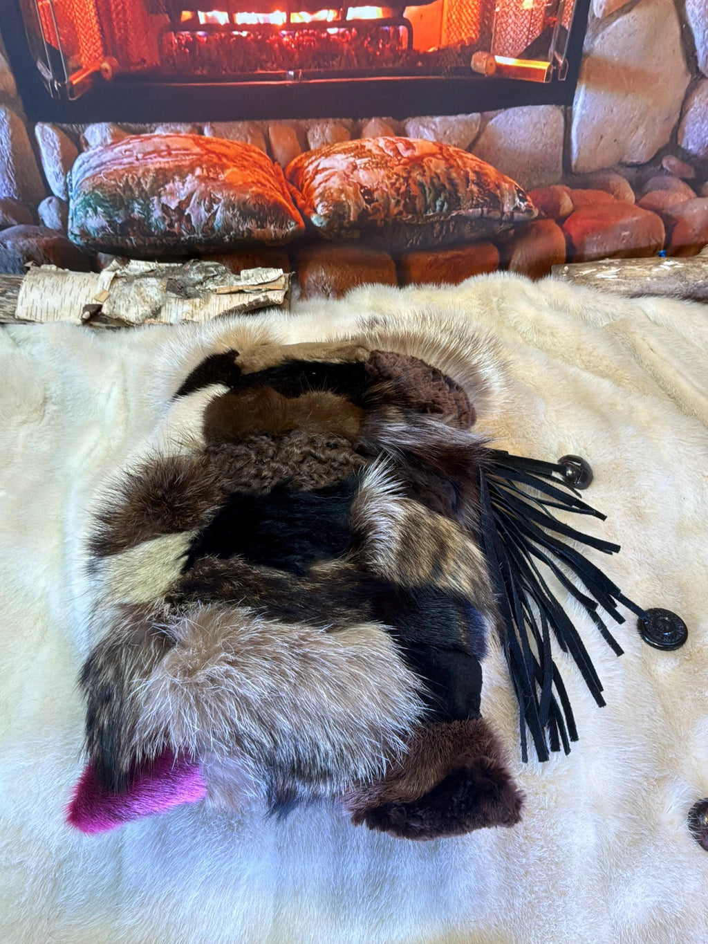 Coussin patchwork fourrures recyclées fait à la main Québec coussin décoratif franges cuir suède western pièce unique ArtAbaska