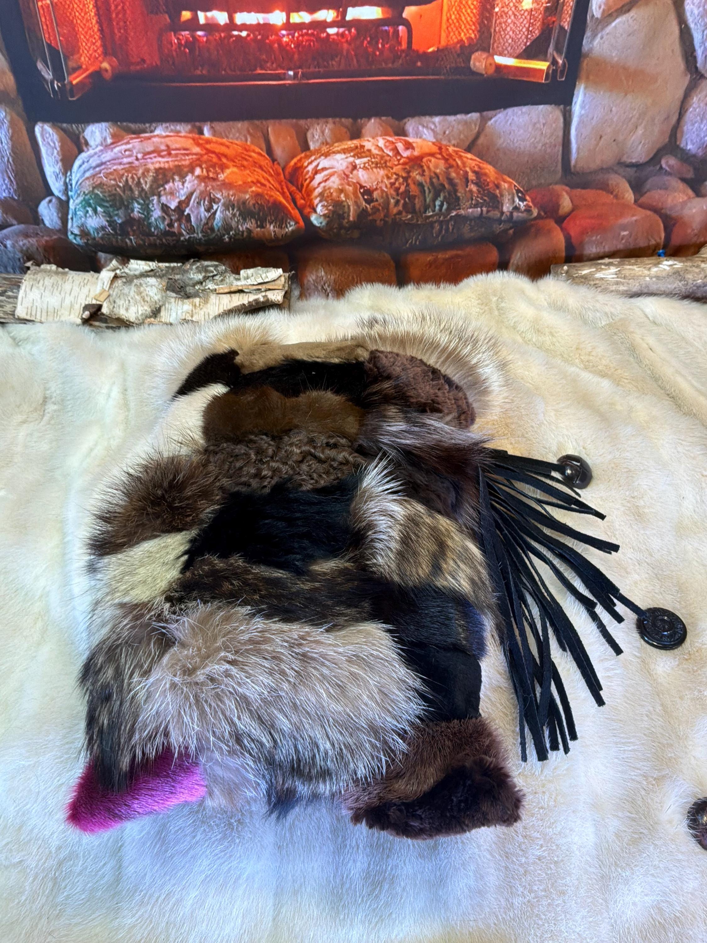 Coussin patchwork fourrures recyclées fait à la main Québec coussin décoratif franges cuir suède western pièce unique ArtAbaska