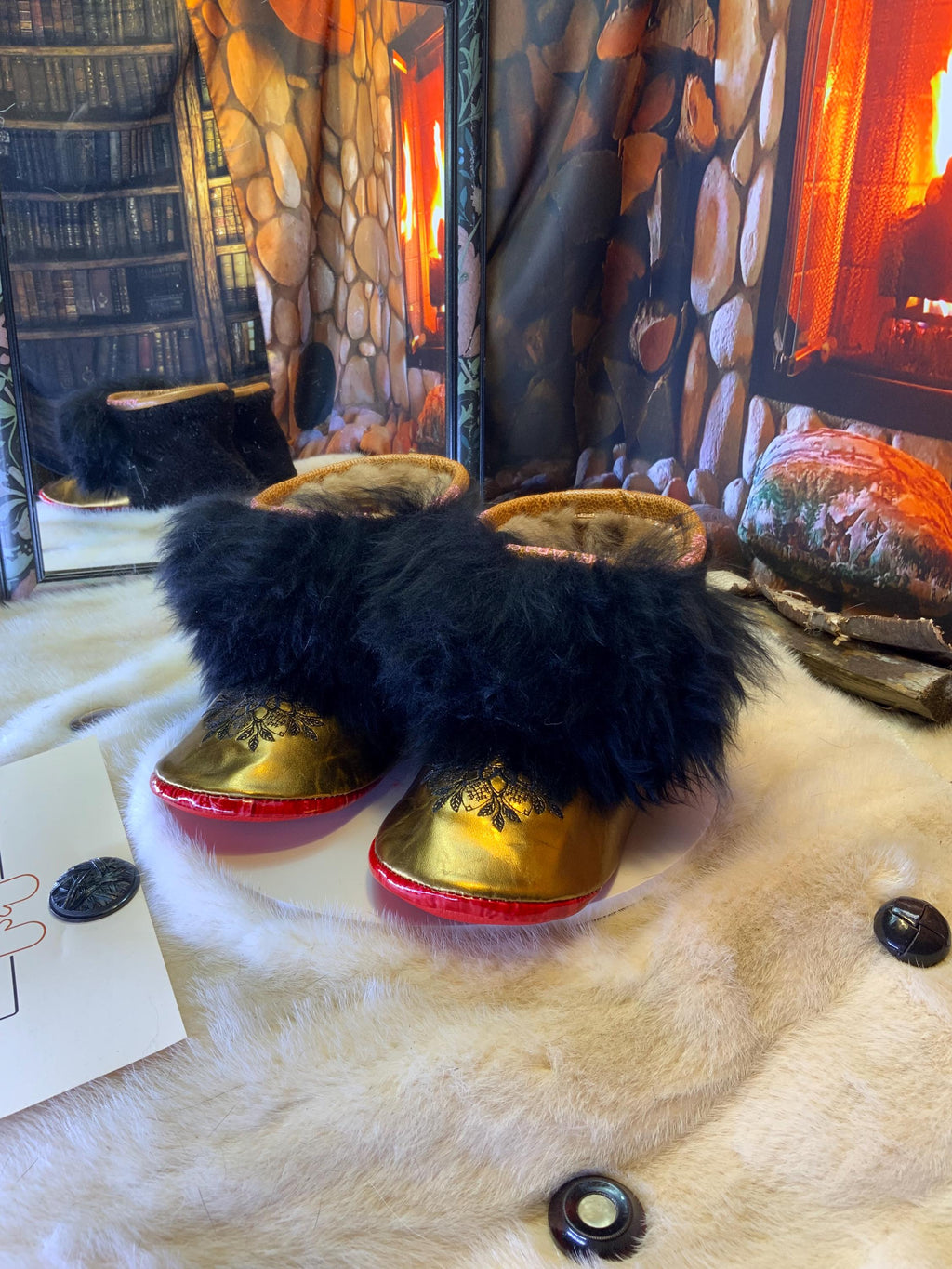 Mocassins d’intérieur Les Dorianne – 10 femme – cuir or brillant brodé mandala noir & mouton recyclé – fait à la main au Québec