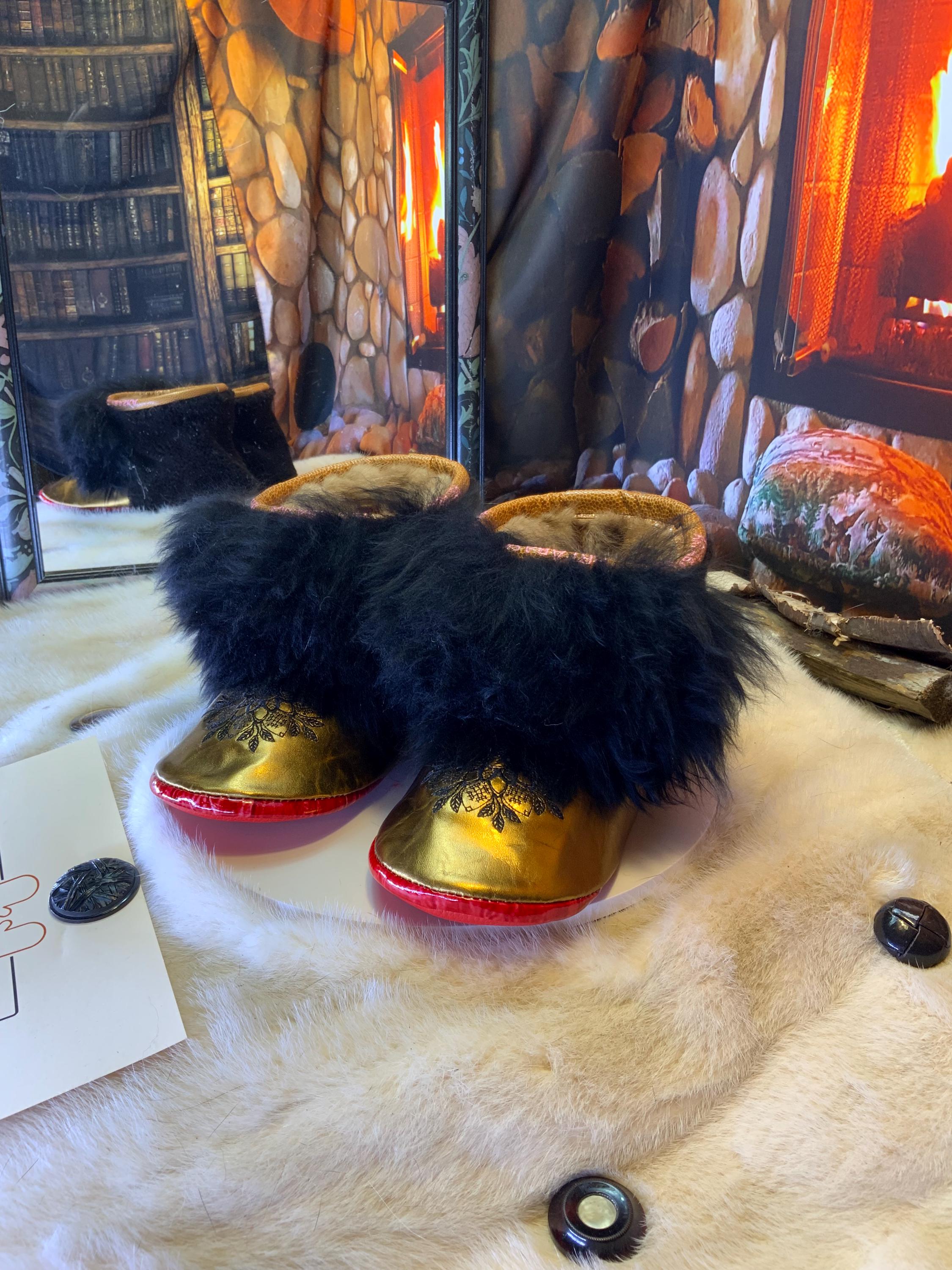 Mocassins d’intérieur Les Dorianne – 10 femme – cuir or brillant brodé mandala noir & mouton recyclé – fait à la main au Québec