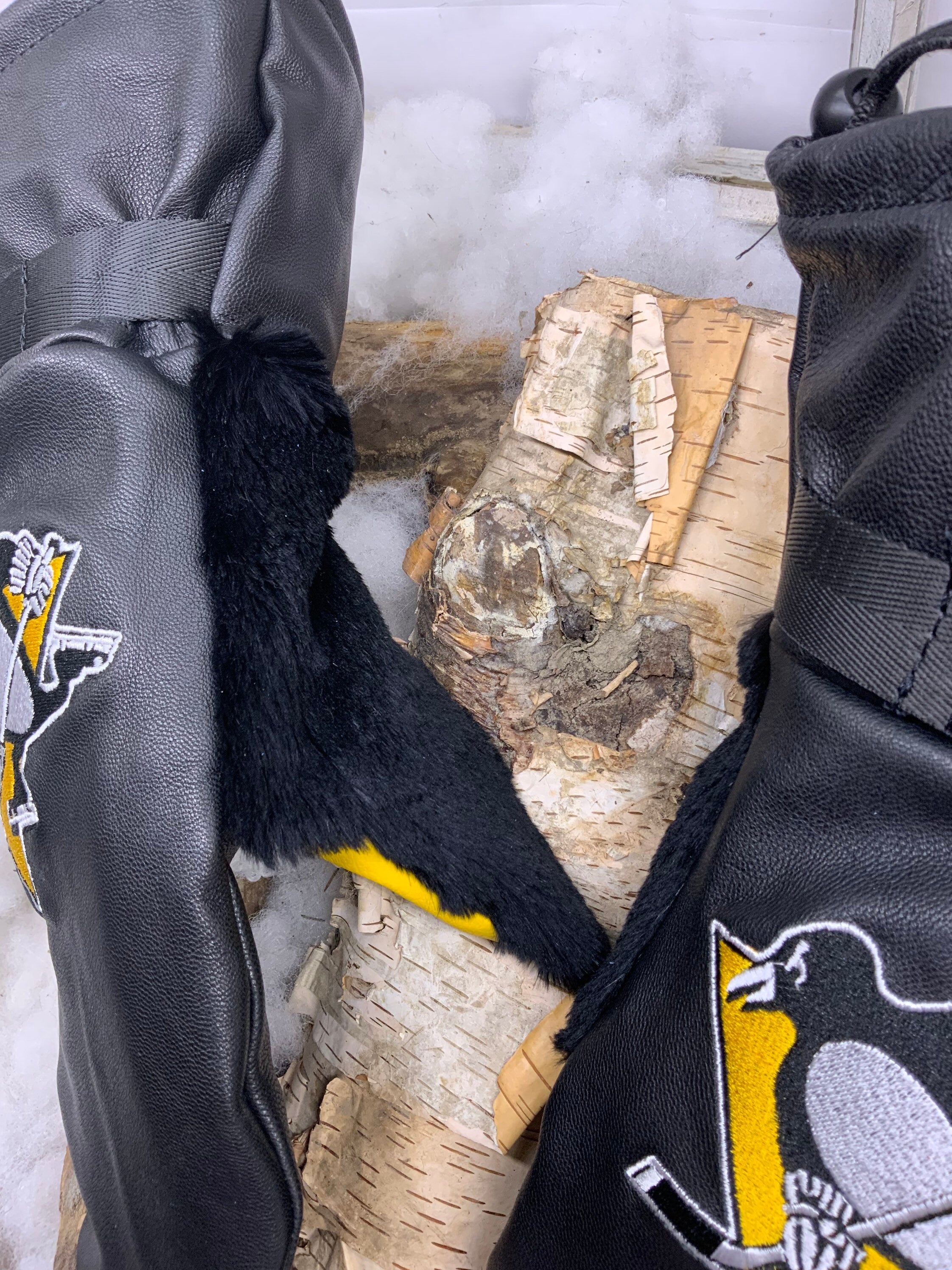 Mitaines Les Evelyne – Édition spéciale Penguins de Pittsburgh – cuir noir et fourrure recyclée – broderie originale – fait à la main Québec