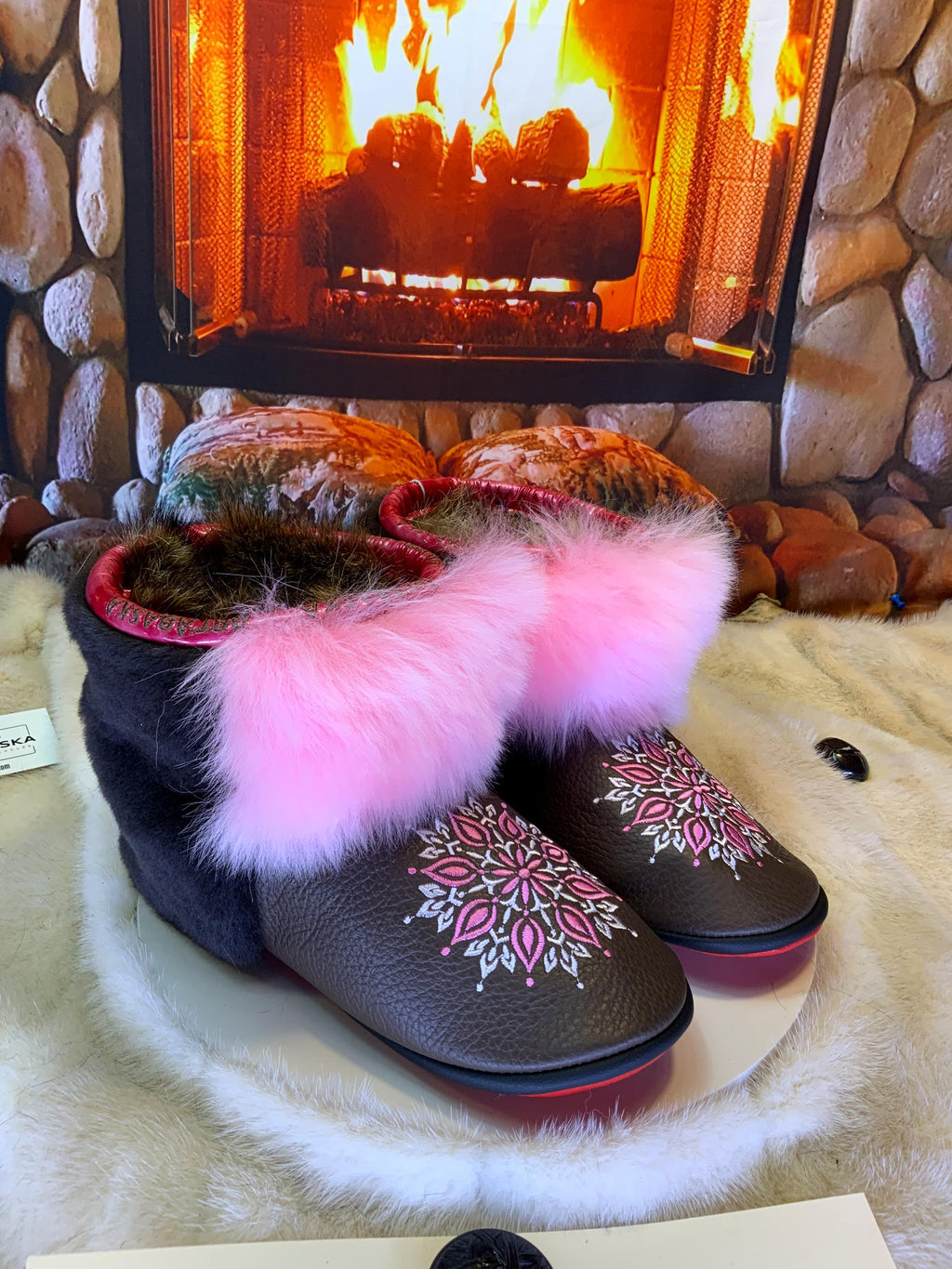Mocassins d’intérieur Les Jacqueline – 9 femme – cuir brun & mandala brodé rose, mouton recyclé, confort 365 jours/an, Québec
