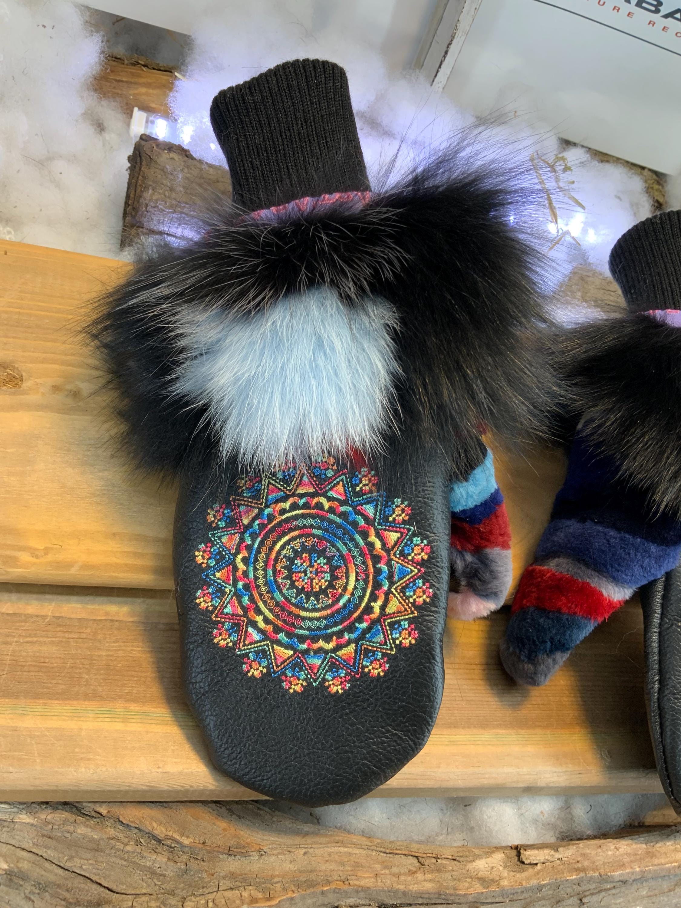 Mitaines de ville Antoinette faites à la main au Québec en fourrure recyclée patchwork avec broderie mandala artistique grandeur Medium