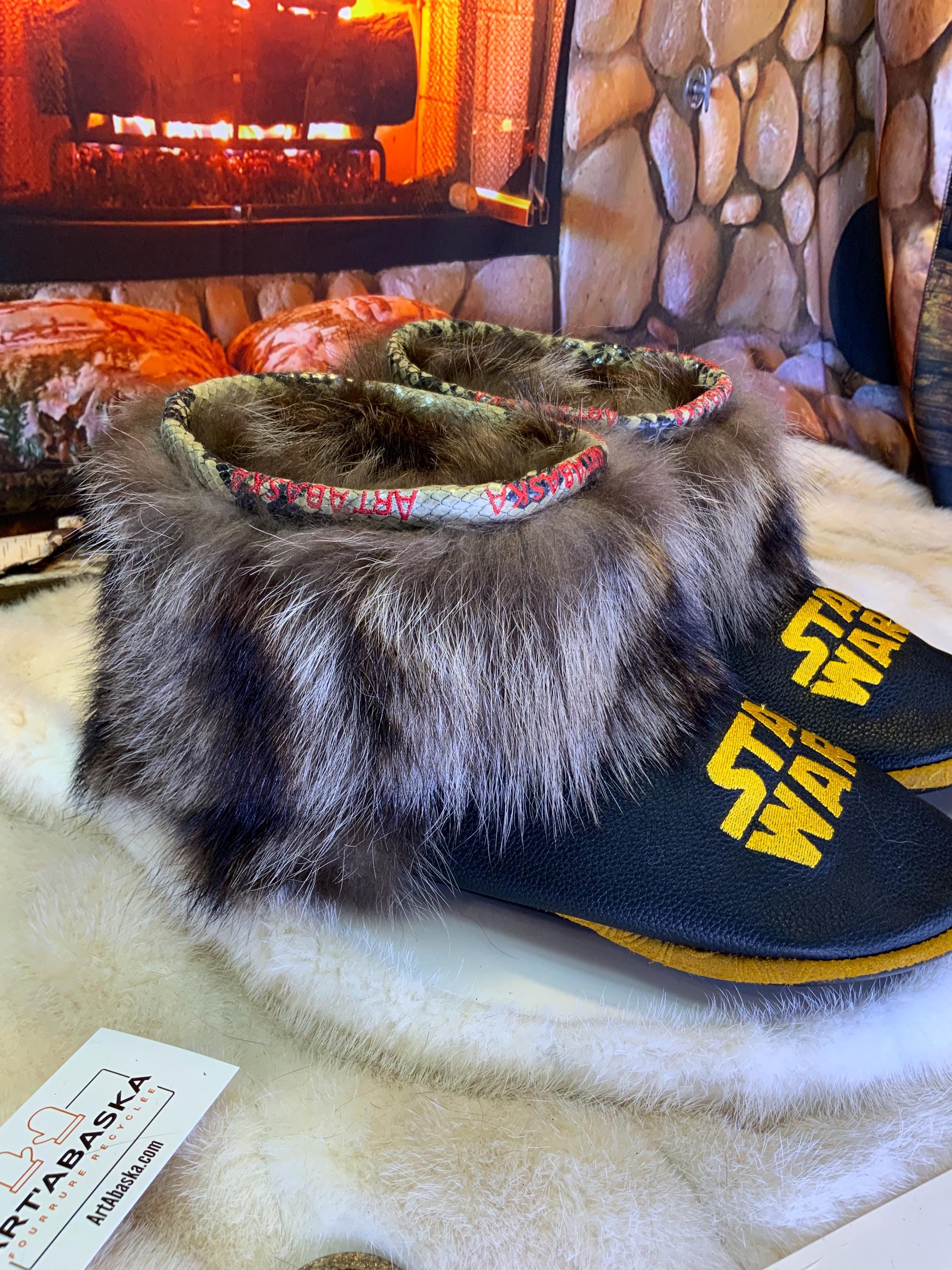 Mocassin d’intérieur homme Les Lizette – pointure 10 – cuir italien brodé Star Wars & raton recyclé – semelle noire or – fait main Québec
