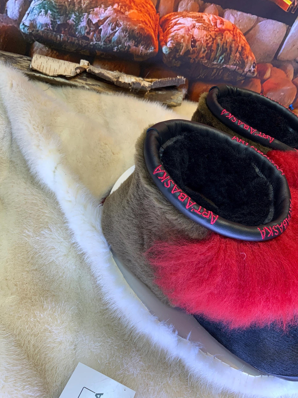 Mocassins d’intérieur Sylvianne 6 femme, peau de vache noire recyclée et mouton rouge, faits à la main au Québec ❤️✨