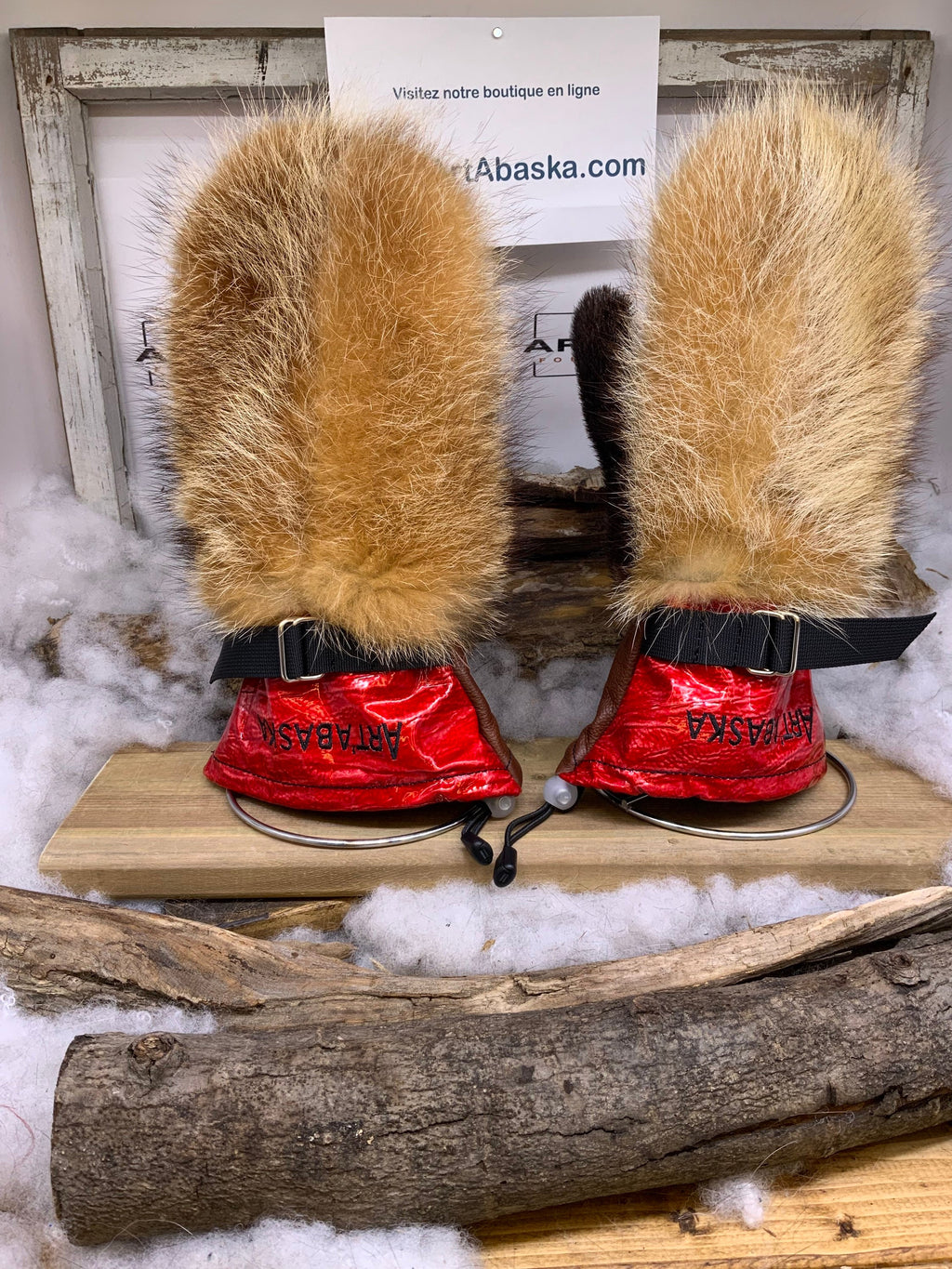 Mitaines Les Carmen – Médium, raton beige crème et cuir rouge embossé recyclés, fait à la main au Québec, pièce unique artisanale