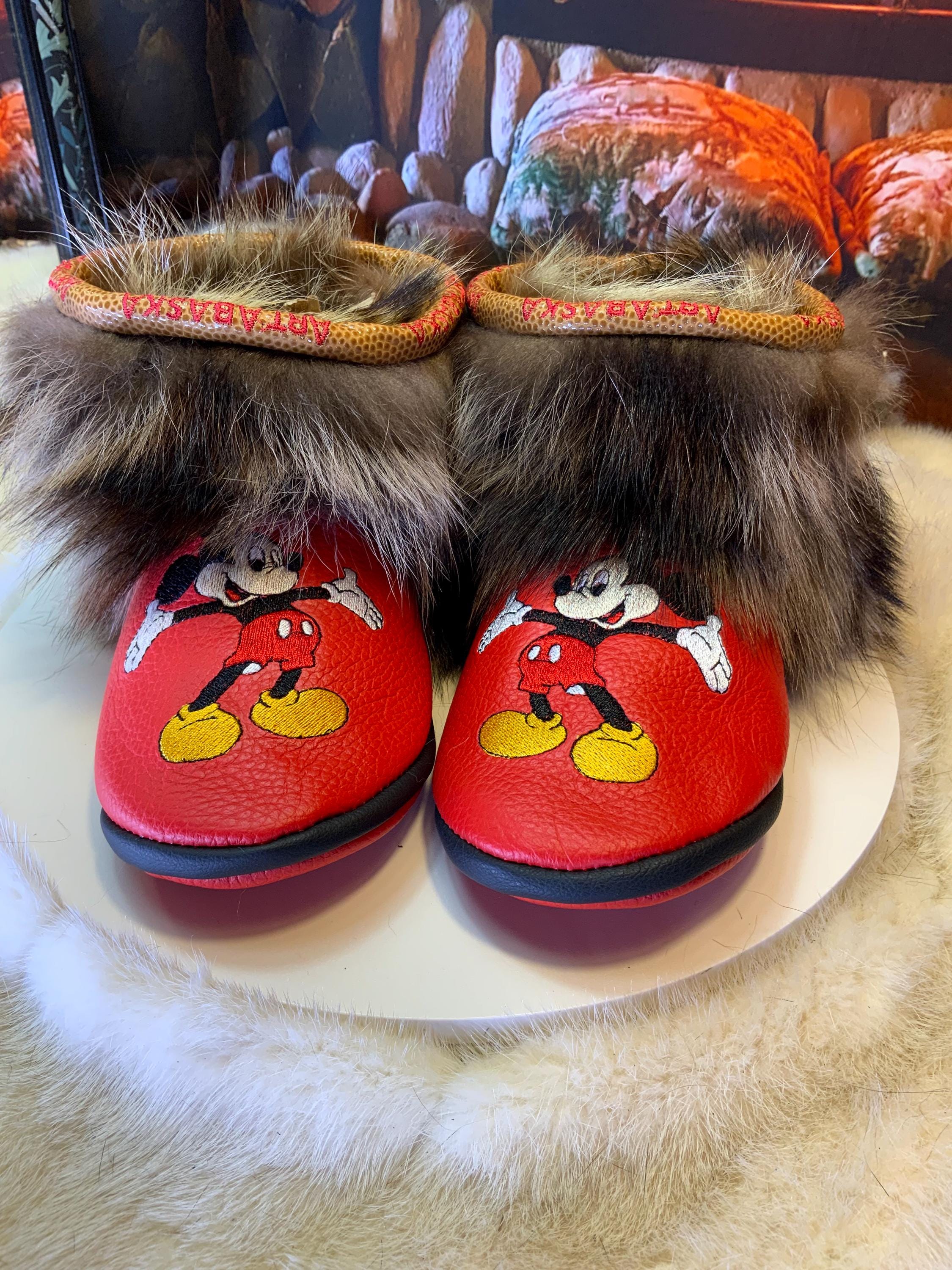 Mocassins d’intérieur Margot – 6 femme – cuir italien recyclé rouge vif brodé Mickey Mouse en miroir, édition artistique unique ✨❤️