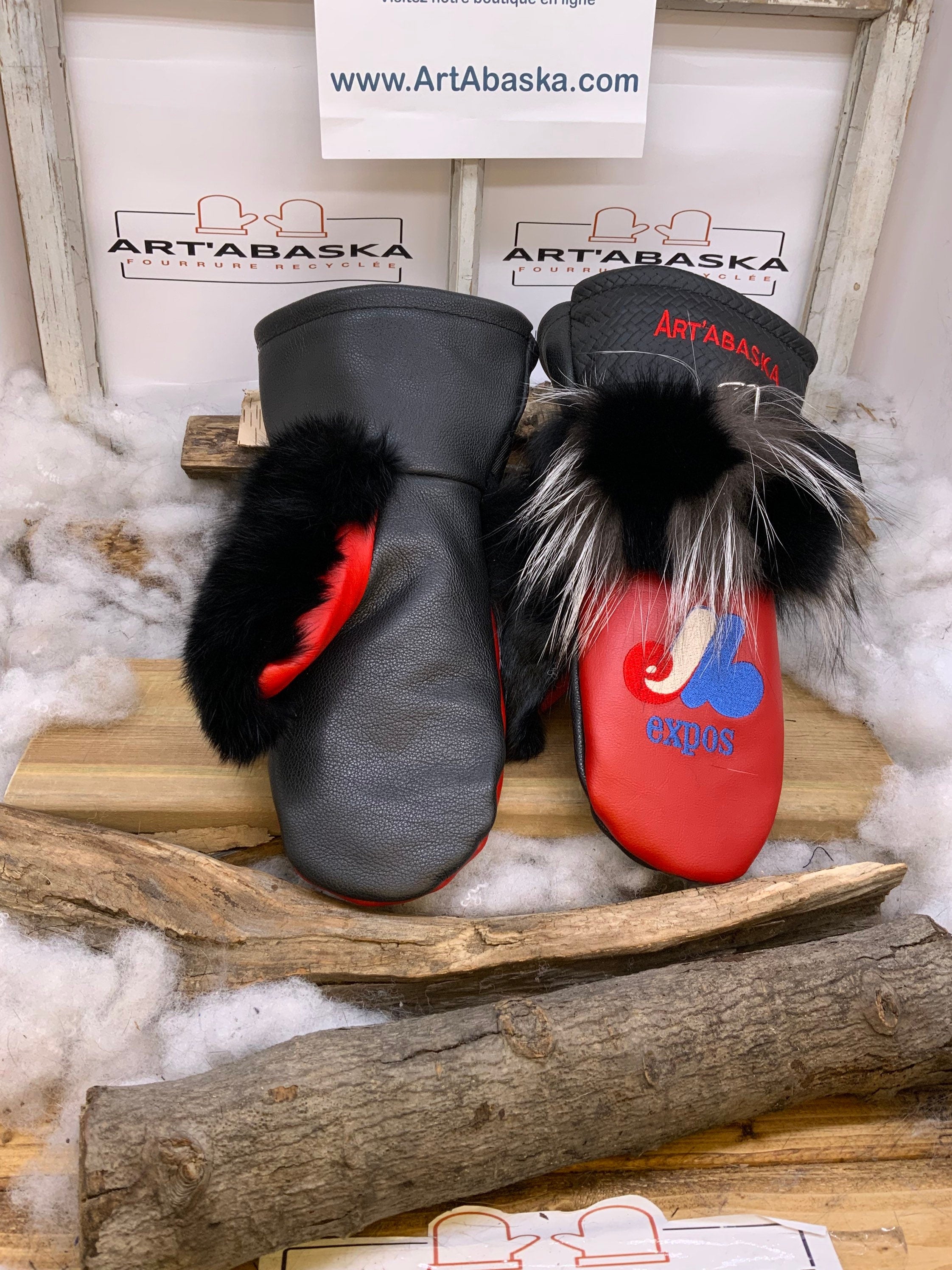 Mitaines Danielle Expos de Montréal cuir rouge et noir brodé renard patchwork recyclé fait à la main Québec artisanal unique