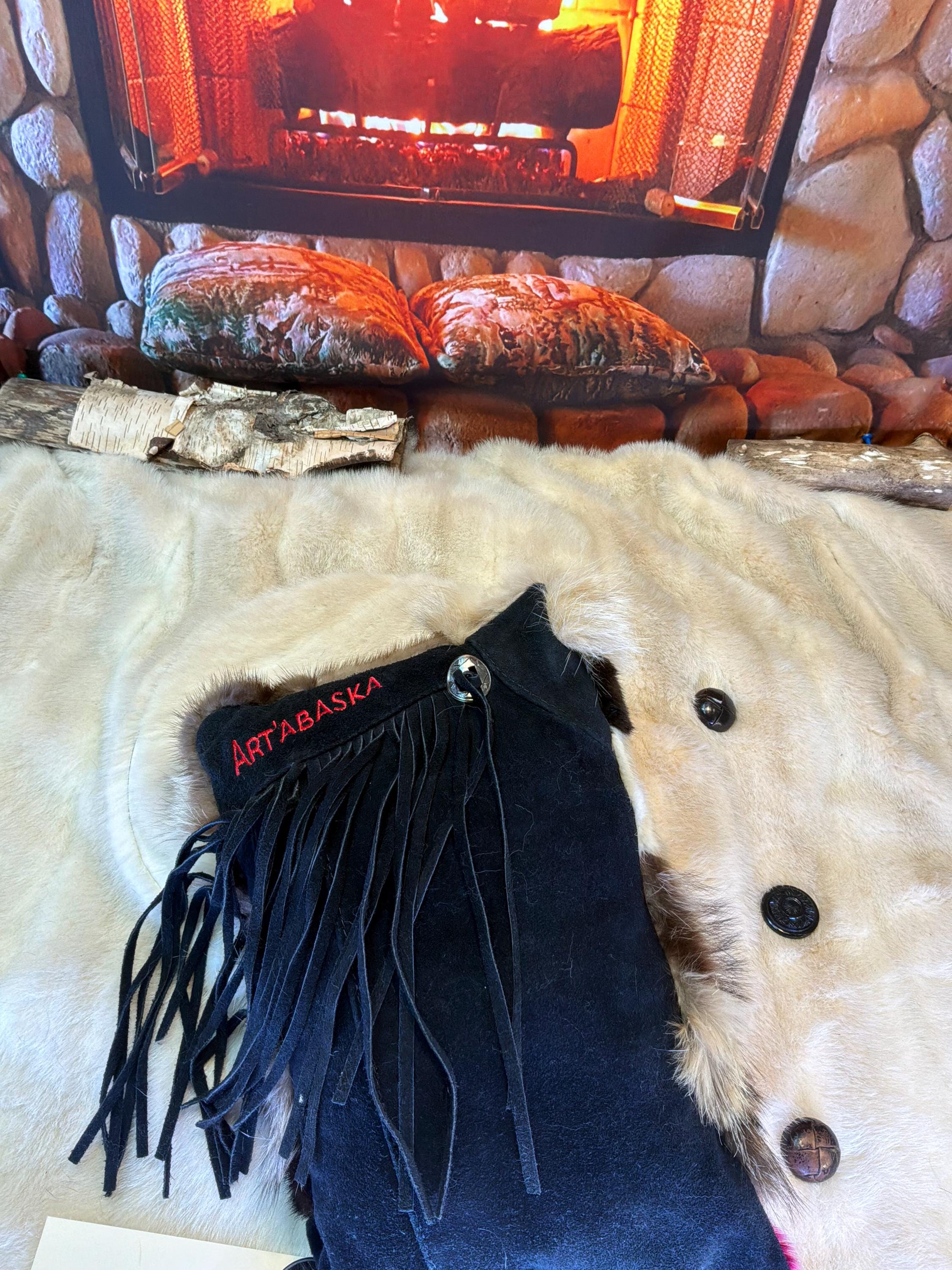 Coussin patchwork fourrures recyclées fait à la main Québec coussin décoratif franges cuir suède western pièce unique ArtAbaska