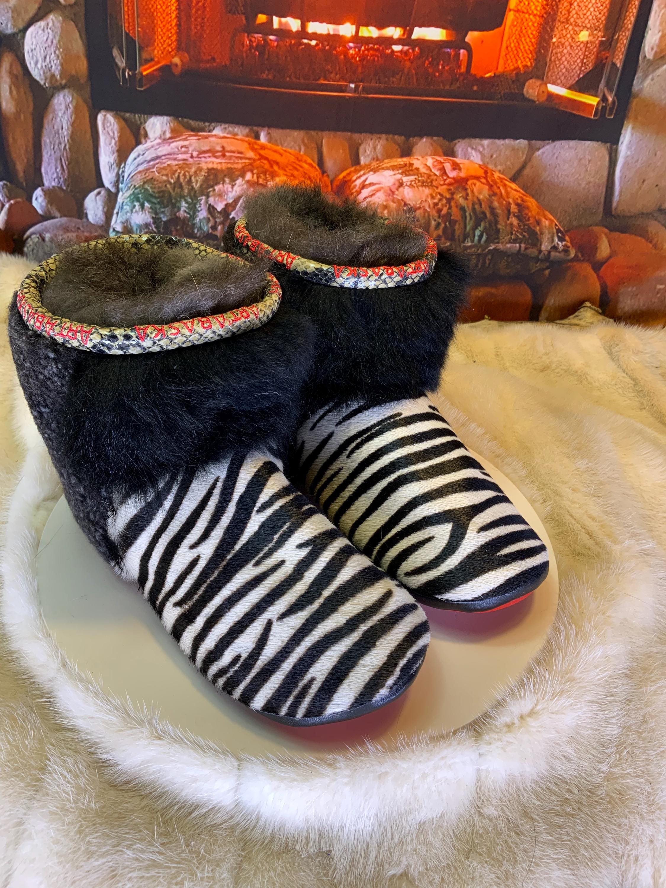 Mocassins d’intérieur Rita 6 femme, cuir recyclé imprimé zèbre, mouton noir et blanc, faits à la main au Québec 🦓✨