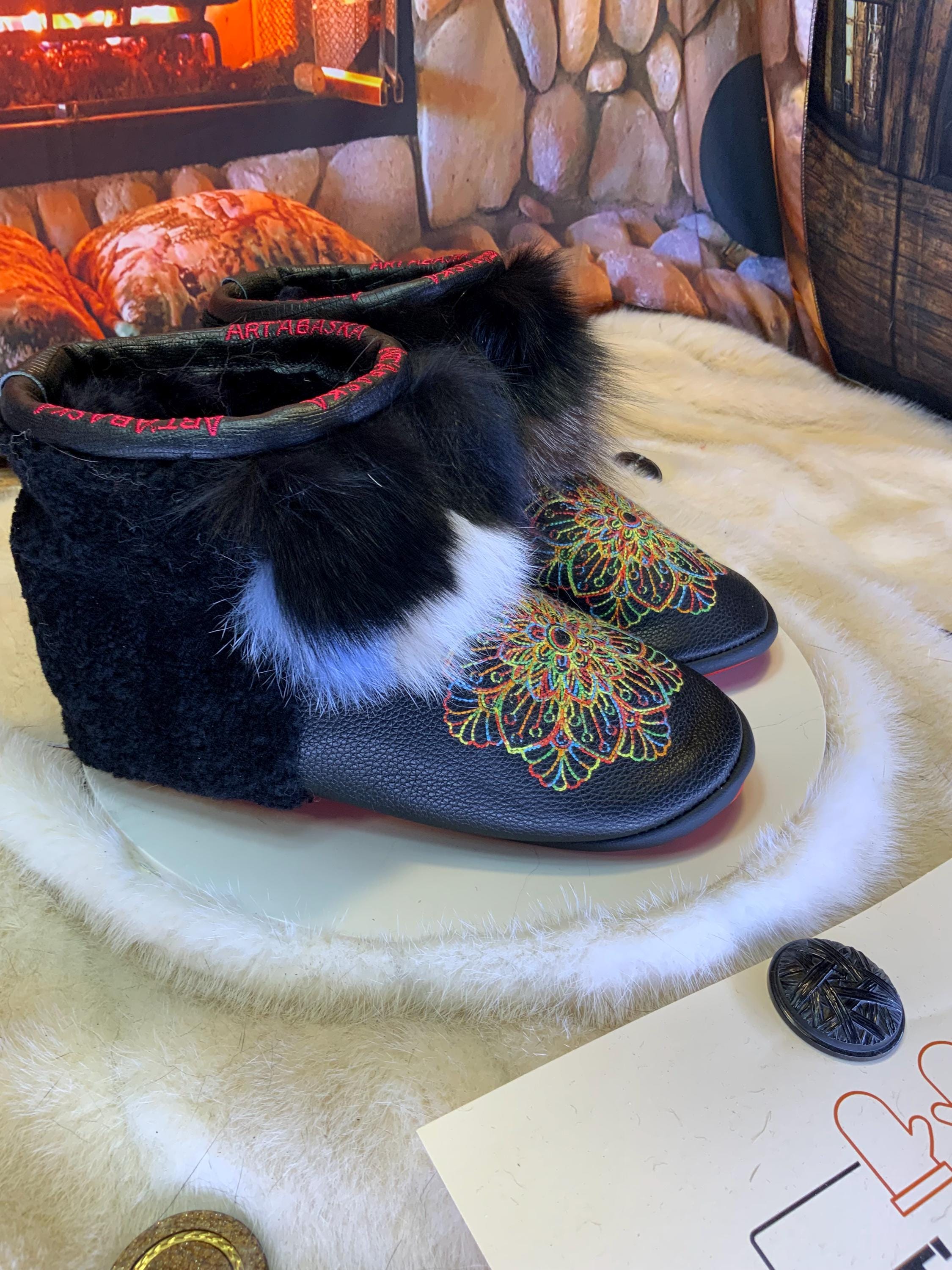 Mocassins d’intérieur Judith – 7 femme – cuir italien noir brodé mandala coloré & patchwork de renards recyclés, pièce unique du Québec 🎨✨