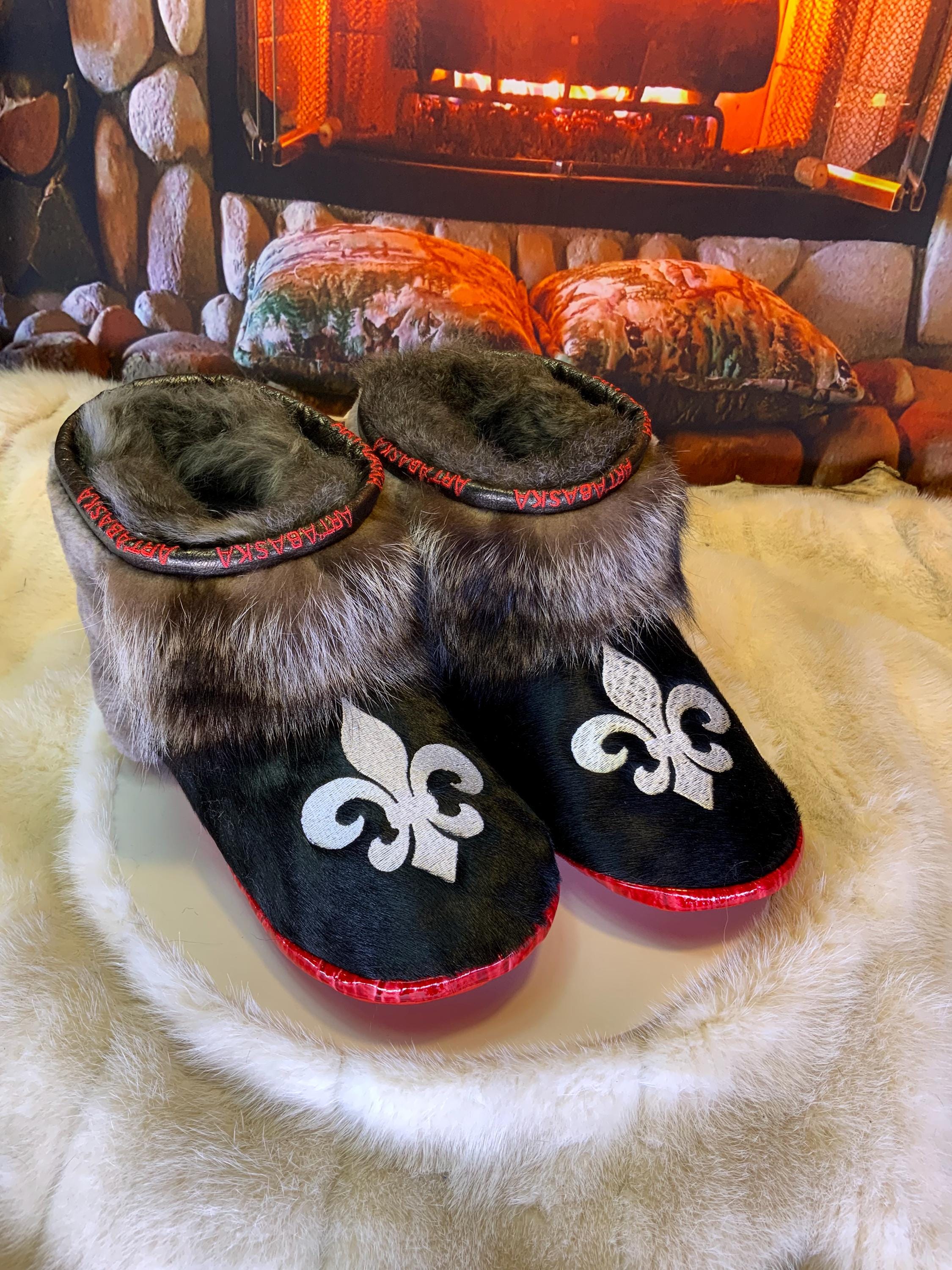 Mocassin d’intérieur Les Monique  pointure 11 homme édition Fleur de lys – cuir & fourrure recyclée – fait à la main au Québec, pièce unique