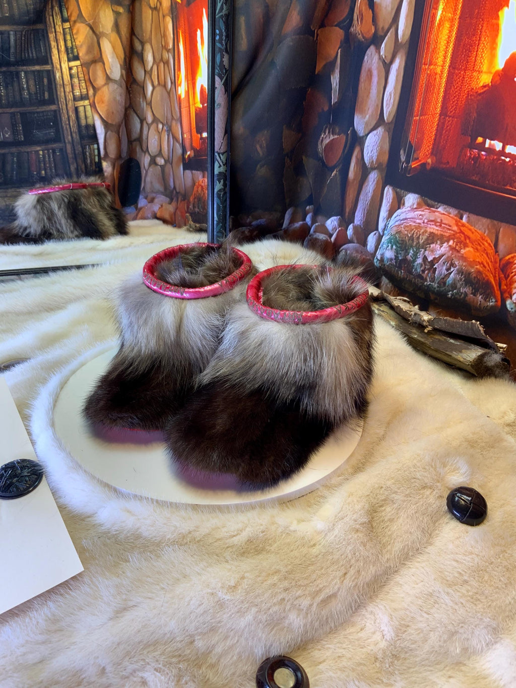 Mocassins d’intérieur Yvette – 5 femme – édition toute fourrure en vison, coyote & raton recyclés, semelle rouge contour brun chocolat, faits à la main au Québec ✨🤎❤️