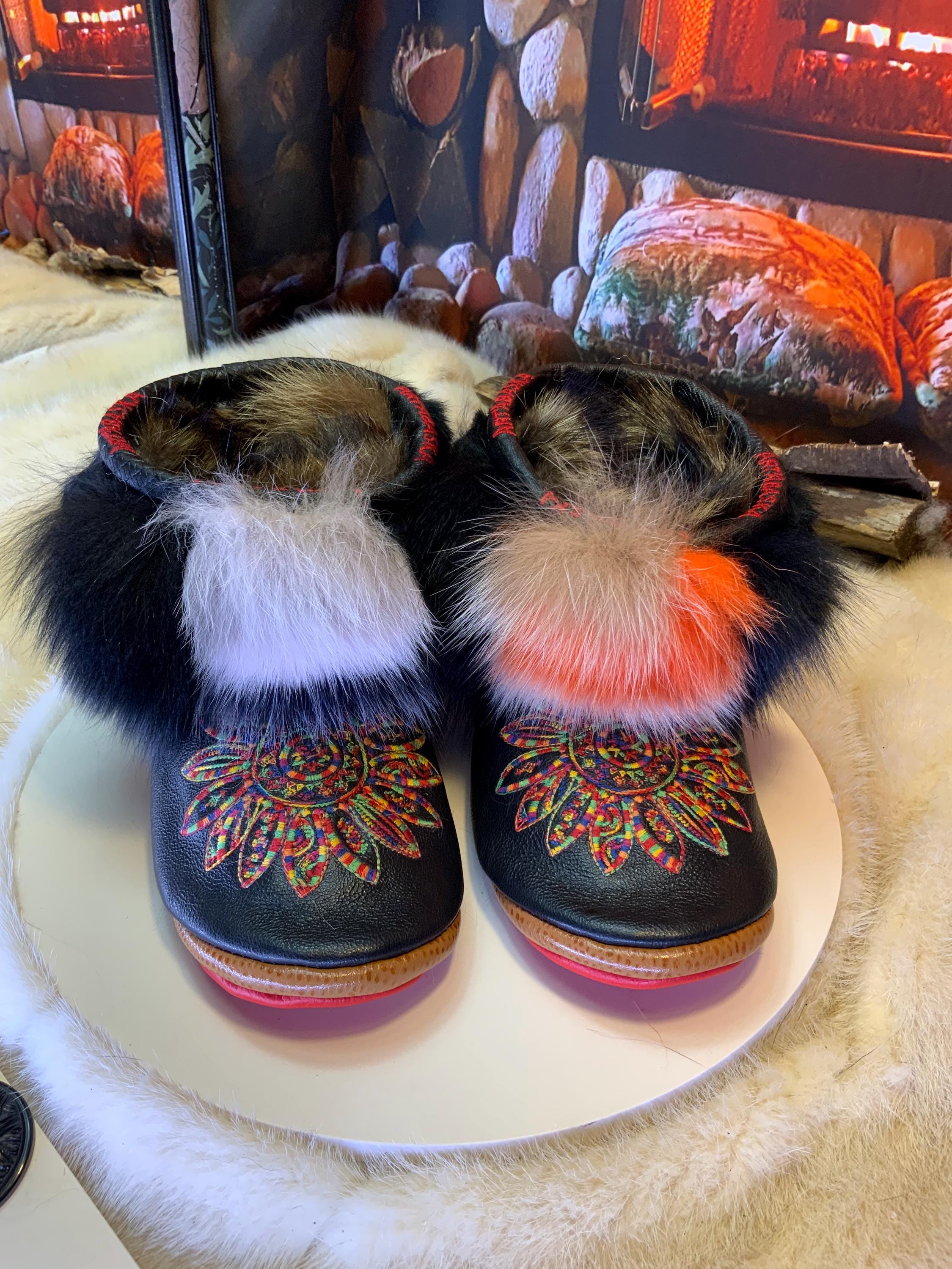 Mocassins d’intérieur Bernadette – 6 femme – cuir italien noir brodé mandala multicolore & patchwork de fourrures recyclées, semelle rouge brodée blanc ✨🎨❤️