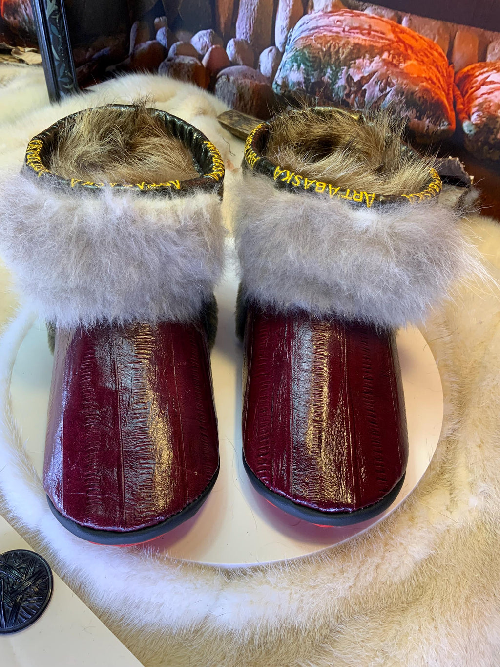 Mocassins d’intérieur Carmen – 7 femme – cuir d’anguille bourgogne & fourrures recyclées, contraste unique rouge et vert du Québec ✨❤️💚