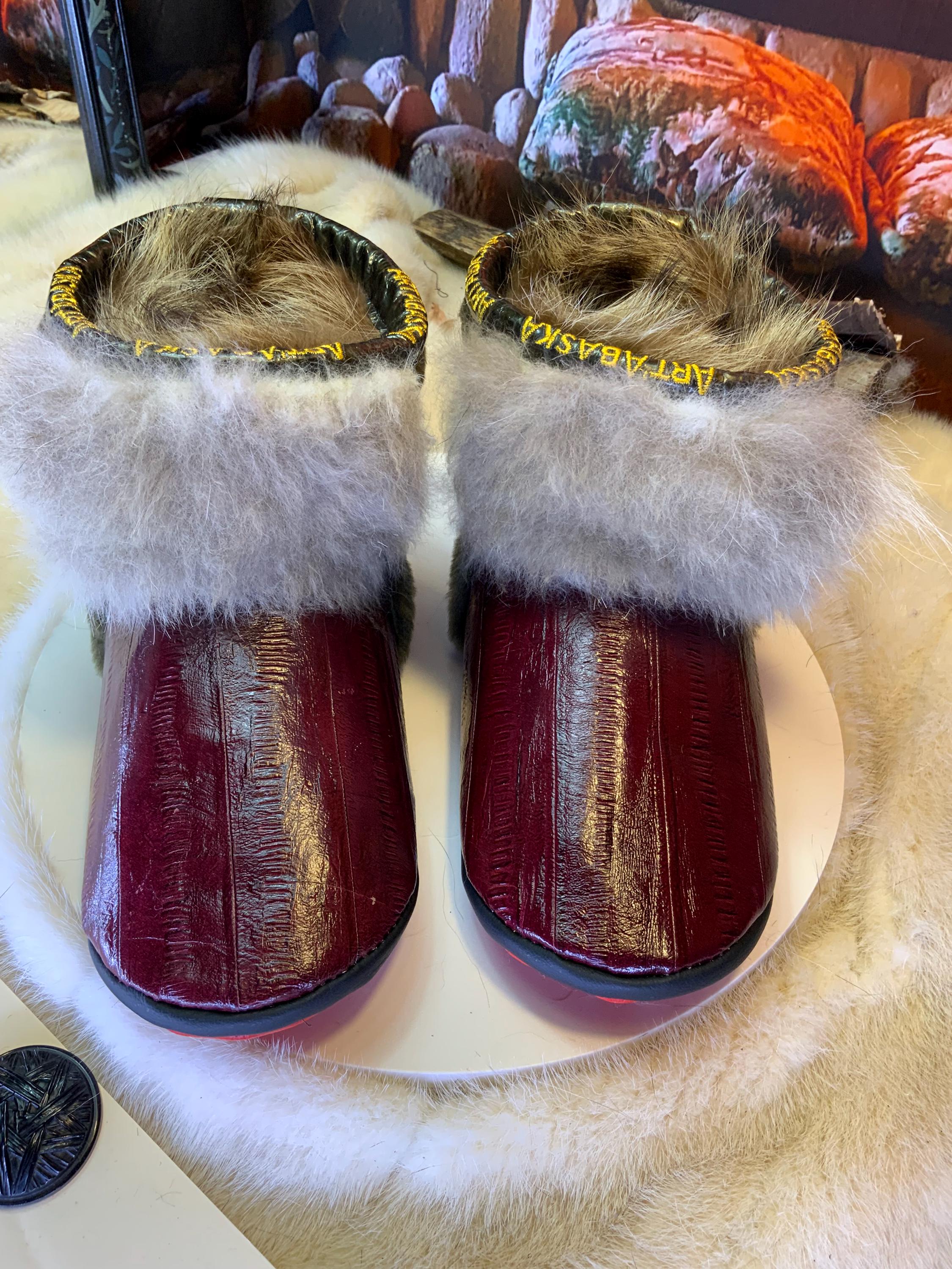 Mocassins d’intérieur Carmen – 7 femme – cuir d’anguille bourgogne & fourrures recyclées, contraste unique rouge et vert du Québec ✨❤️💚