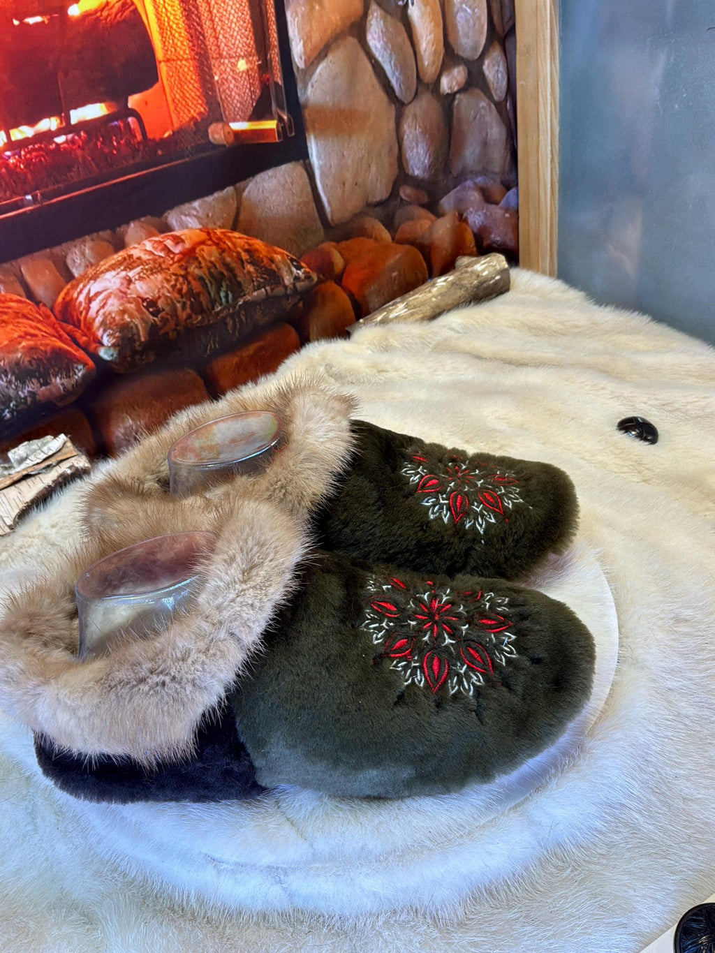 Slipper Précille pointure 8 femme – Sherling italien & cuir recyclé, pièce unique faite à la main au Québec édition brodée