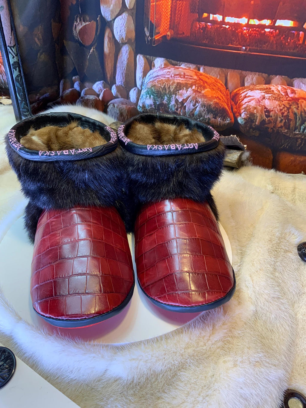 Mocassins d’intérieur Les Madeleine – 10 femme – cuir croco bourgogne & vison recyclé – fait à la main au Québec, pièce unique