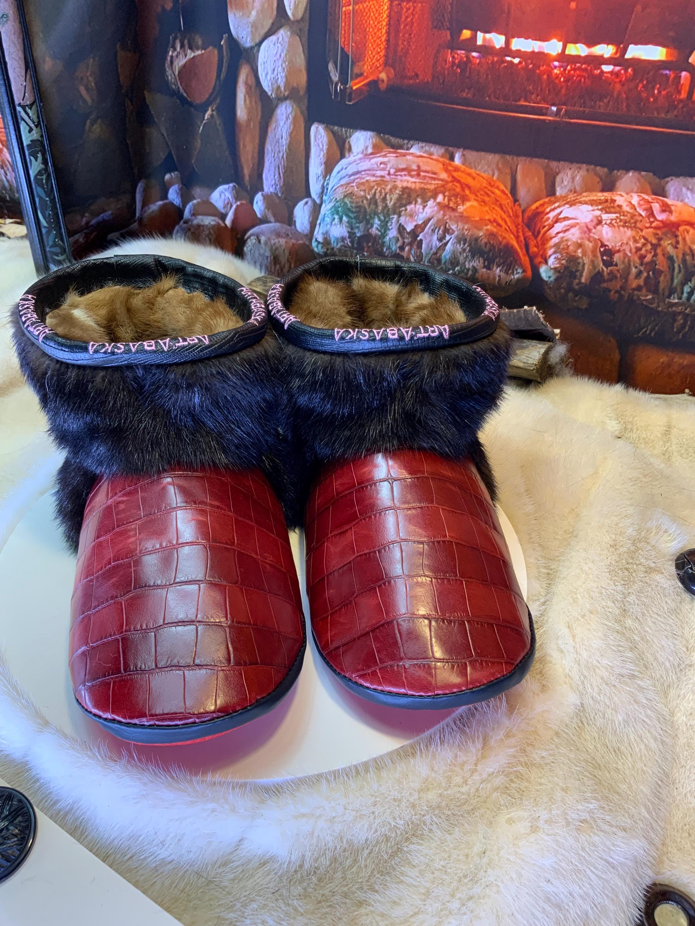 Mocassins d’intérieur Les Madeleine – 10 femme – cuir croco bourgogne & vison recyclé – fait à la main au Québec, pièce unique