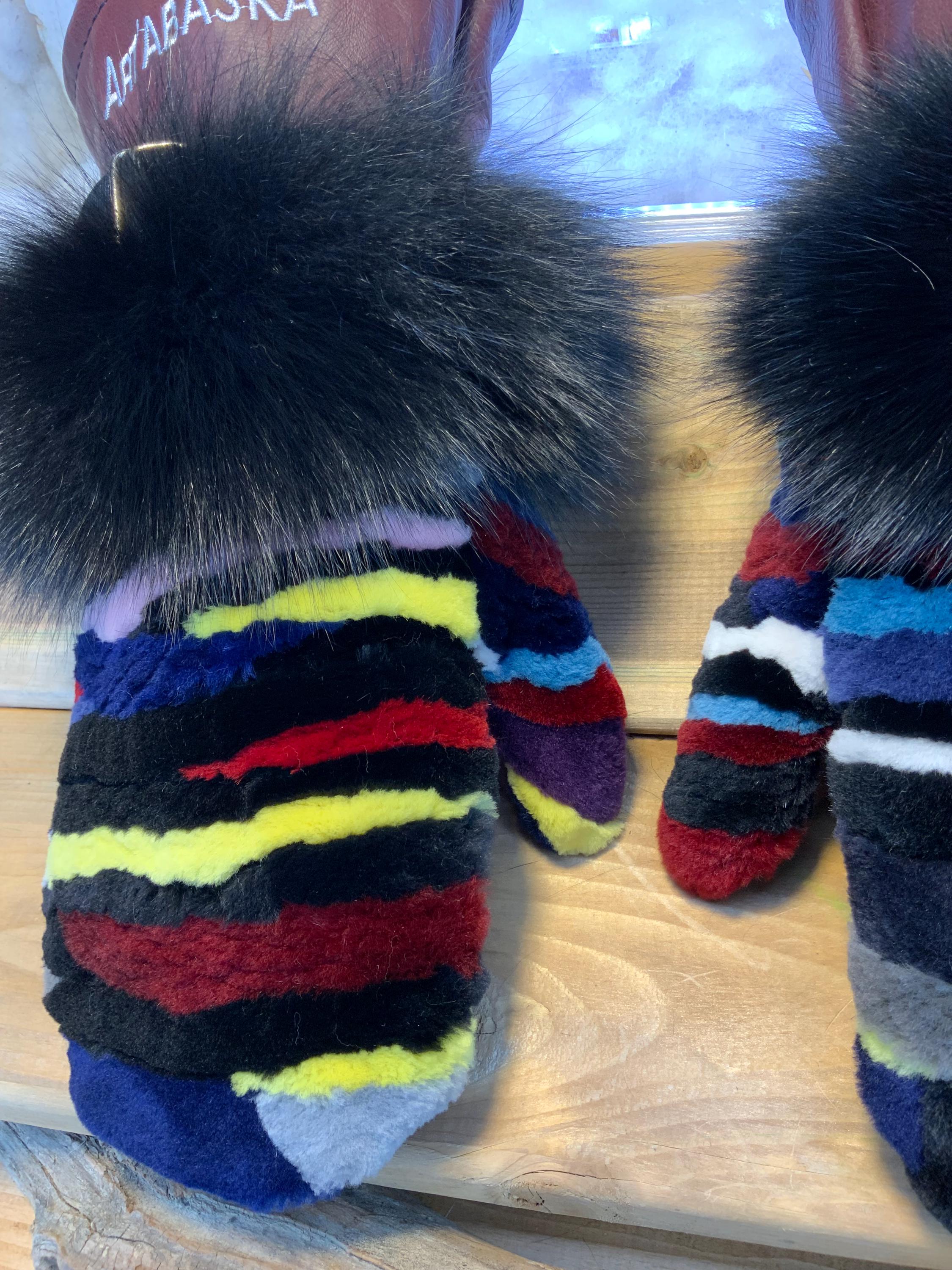 Mitaines Les Roseline – Large, patchwork renard rasé multicolore et cuir bourgogne, bande de renard recyclé, fait à la main au Québec