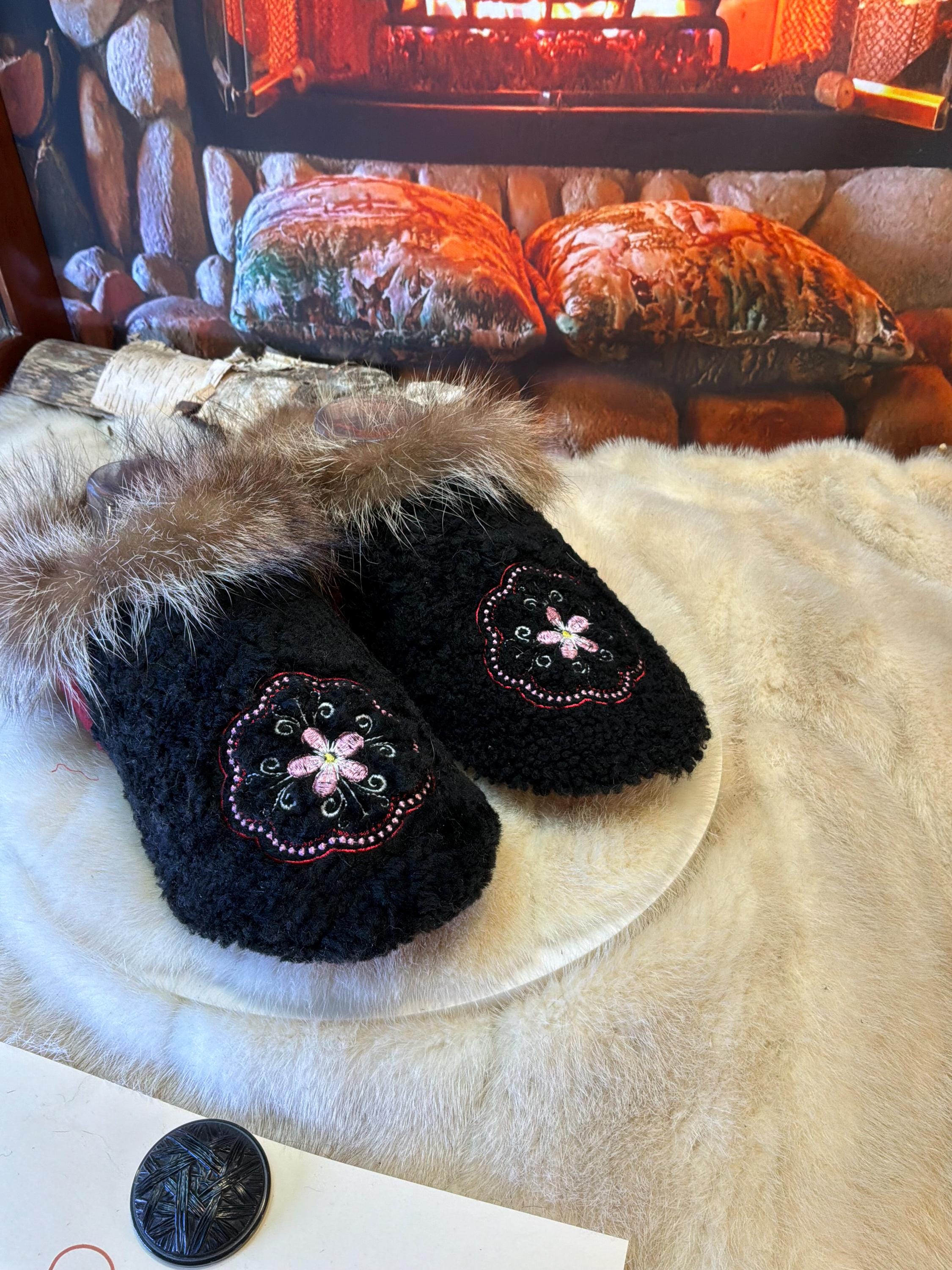 Slipper Emilia pointure 8 femme – Sherling italien & cuir recyclé, pièce unique faite à la main au Québec Édition Brodée