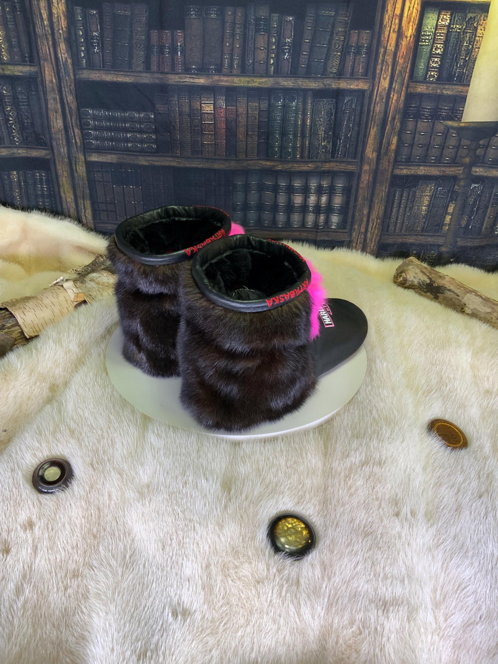 Mocassins d’intérieur Fernande pointure 8 femme cuir brodé vison lapin recyclés fait à la main Québec mocassin de luxe