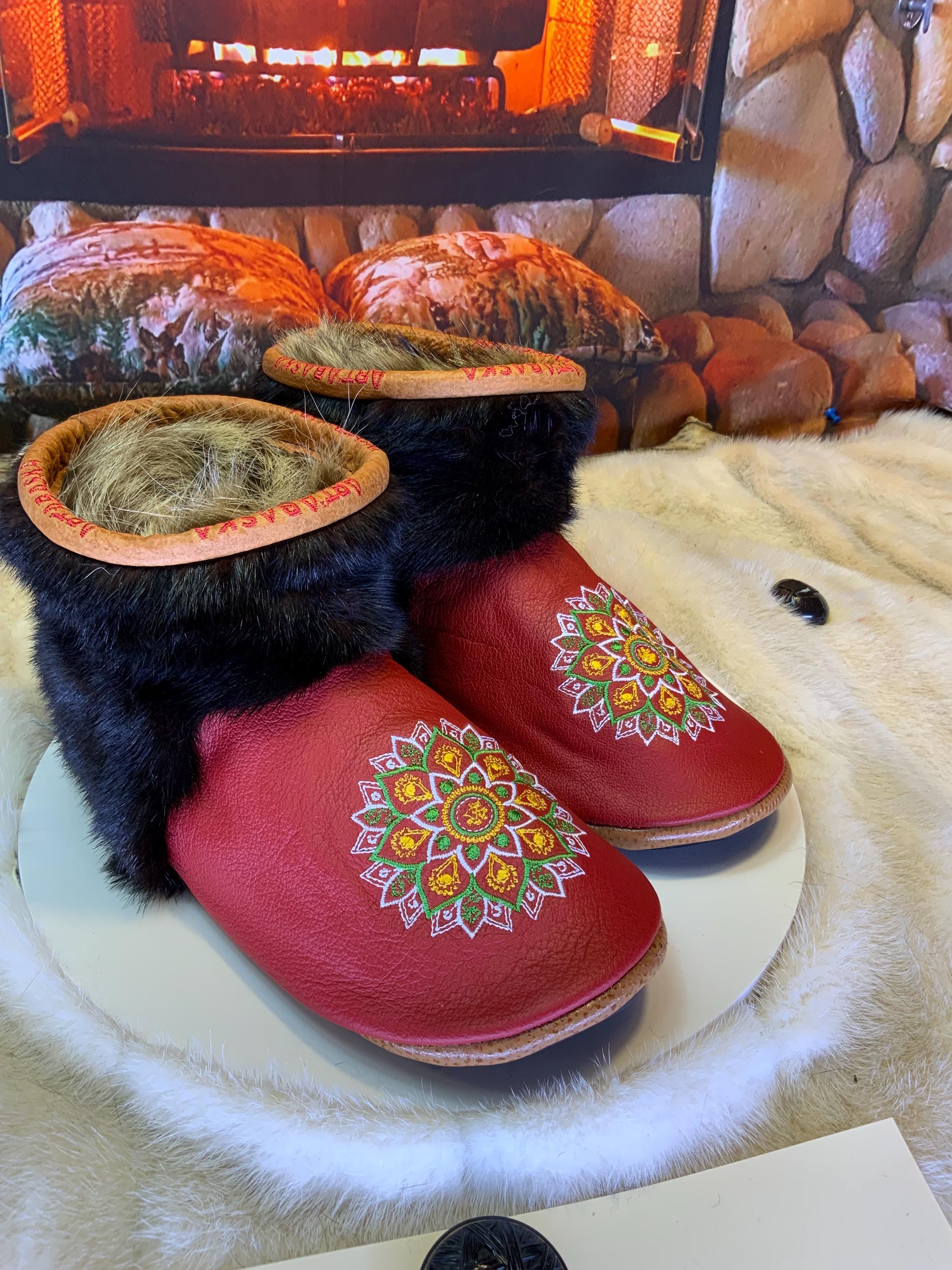 Mocassins d’intérieur Les Maryse – 9 femme – cuir rouge mandala brodé & vison recyclé, pièce unique artisanale du Québec