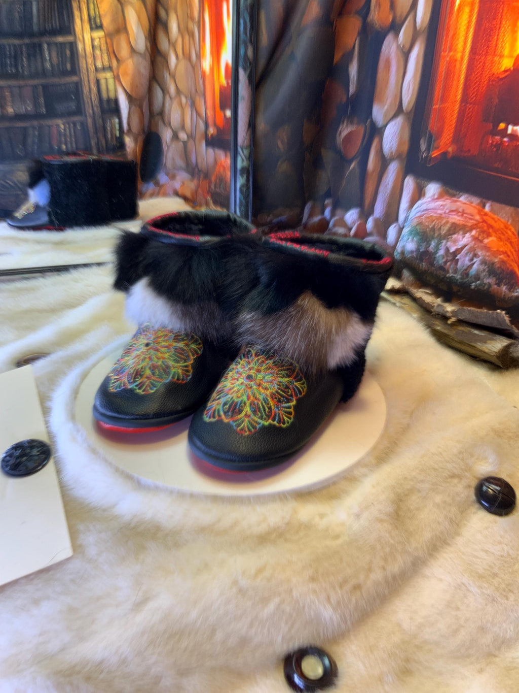 Mocassins d’intérieur Judith – 7 femme – cuir italien noir brodé mandala coloré & patchwork de renards recyclés, pièce unique du Québec 🎨✨