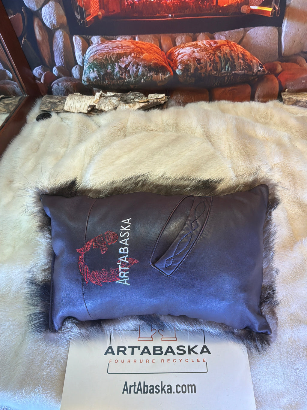 Coussin décoratif Johanne en fourrure recyclée de Chat Sauvage