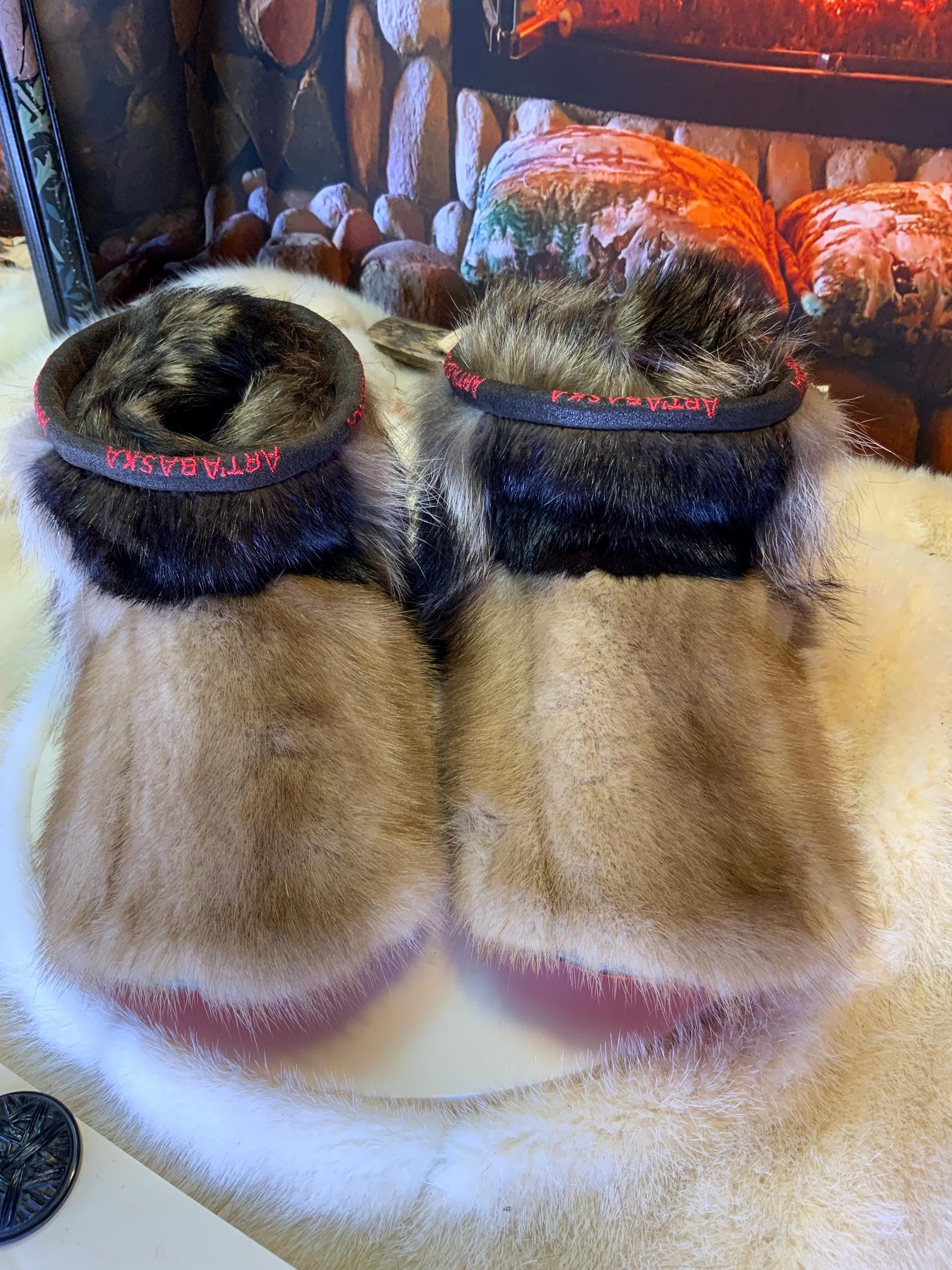 Mocassins d’intérieur Yvette – 10 femme – édition tout en fourrure recyclée en vison brun pâle, vison brun foncé & raton, semelle rouge, faits à la main au Québec ✨🤎❤️