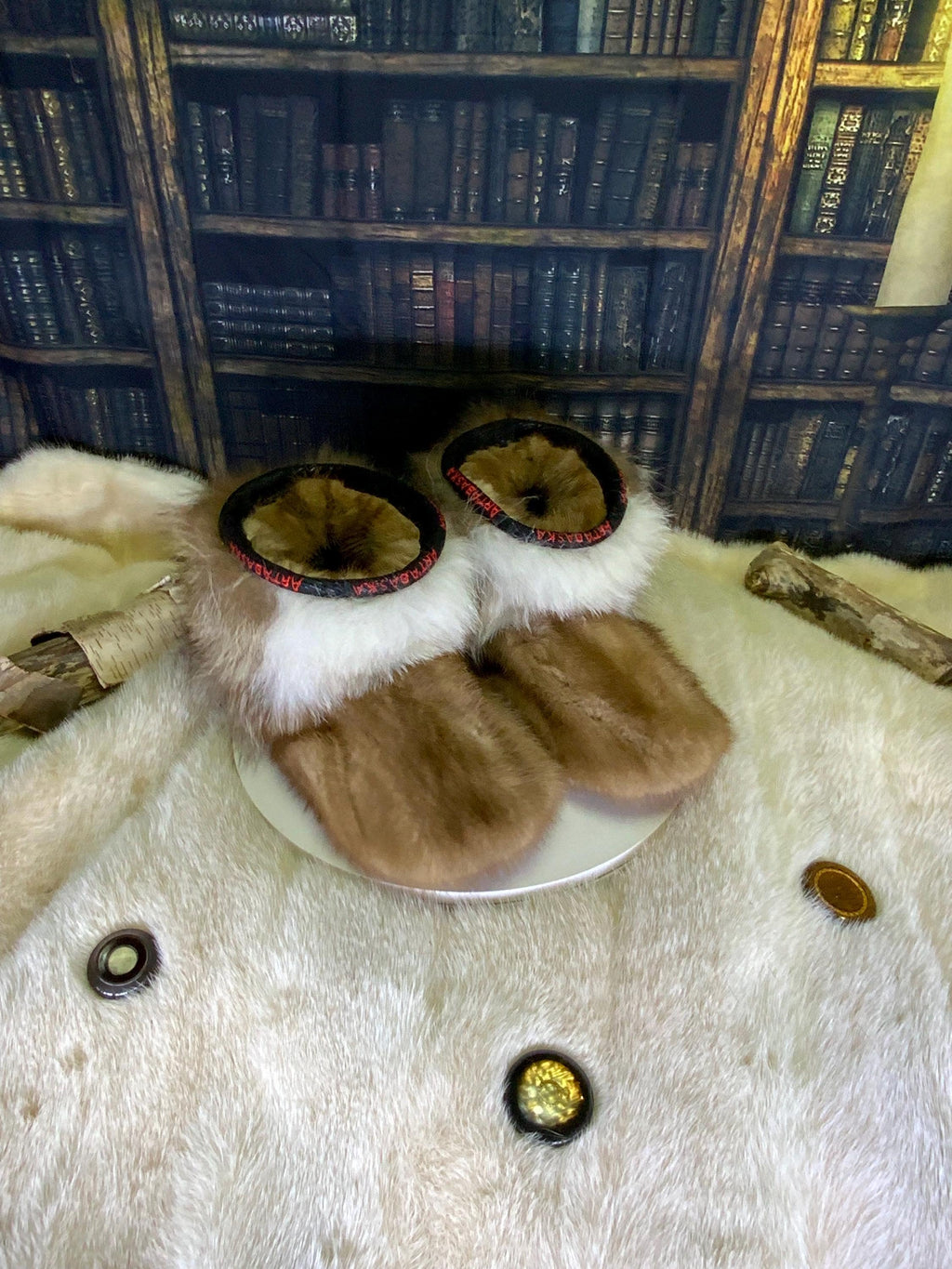 Mocassins d’intérieur Les Viviane – 10 Femme – vison, raton & renard recyclés – fait à la main au Québec – pièce unique