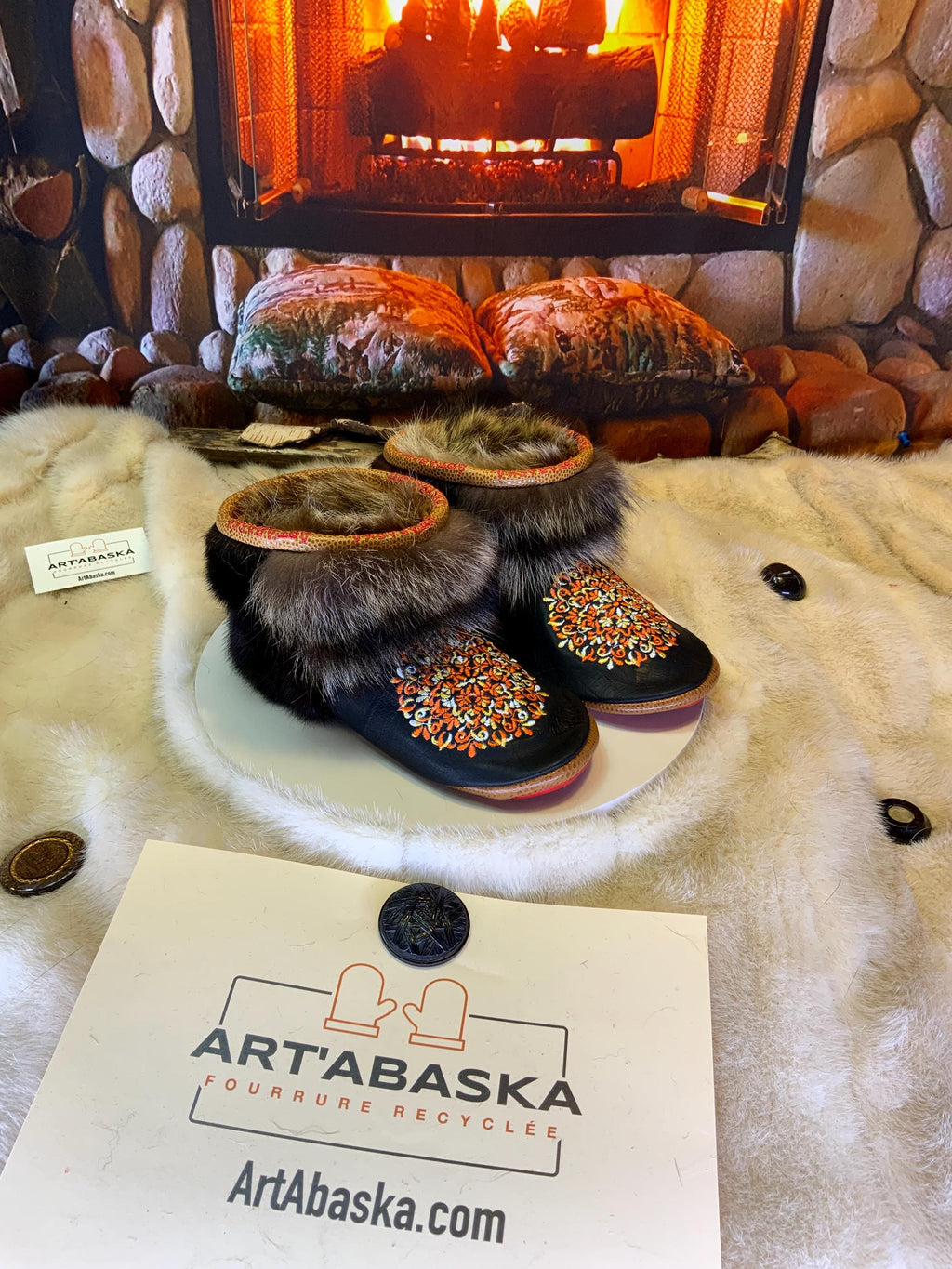 Mocassins d’intérieur Gaétane – 6 femme – cuir noir imprimé brodé mandala orange, jaune et blanc, semelle rouge brodée jaune ArtAbaska ✨🧡💛❤️