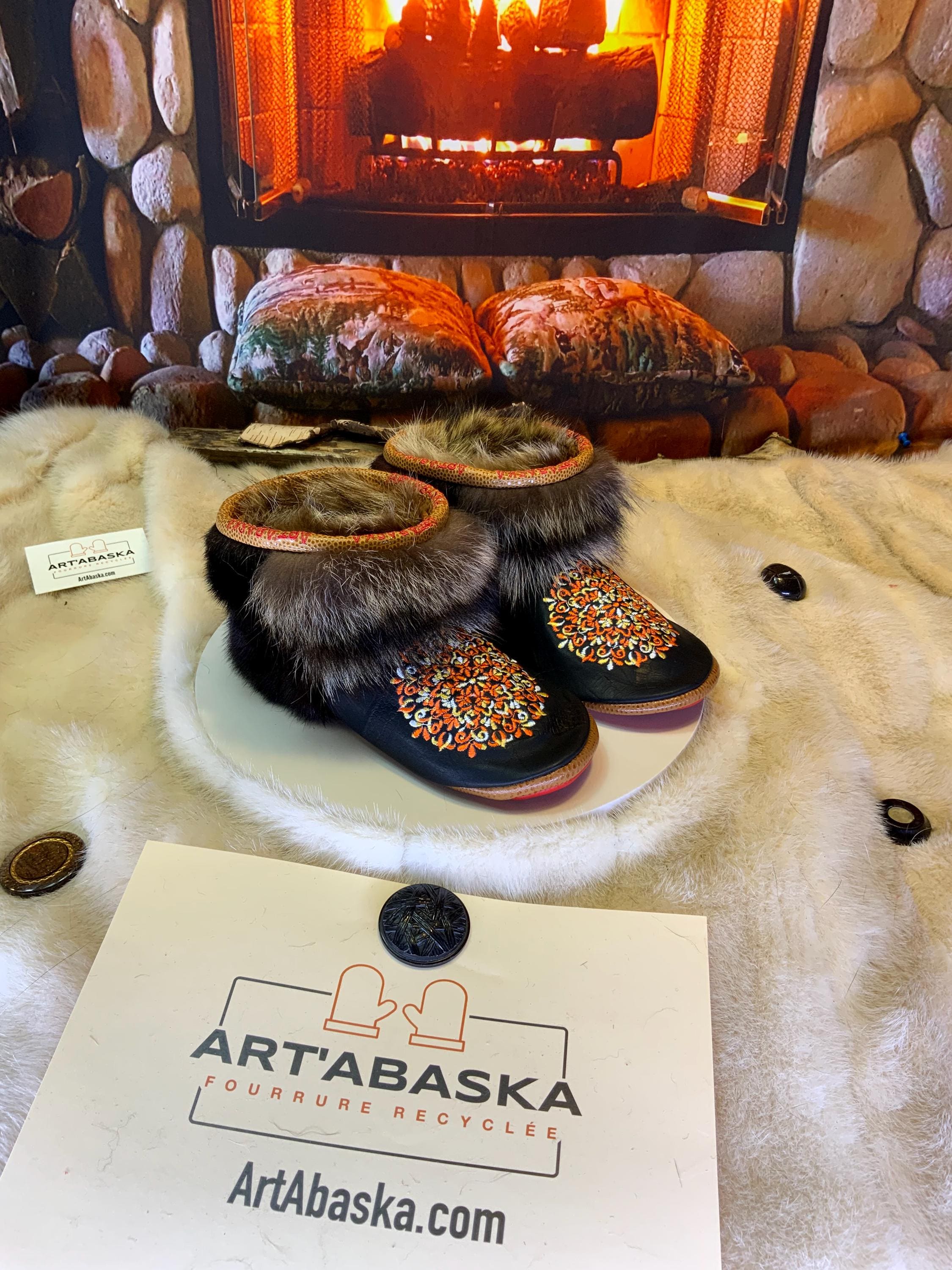 Mocassins d’intérieur Gaétane – 6 femme – cuir noir imprimé brodé mandala orange, jaune et blanc, semelle rouge brodée jaune ArtAbaska ✨🧡💛❤️