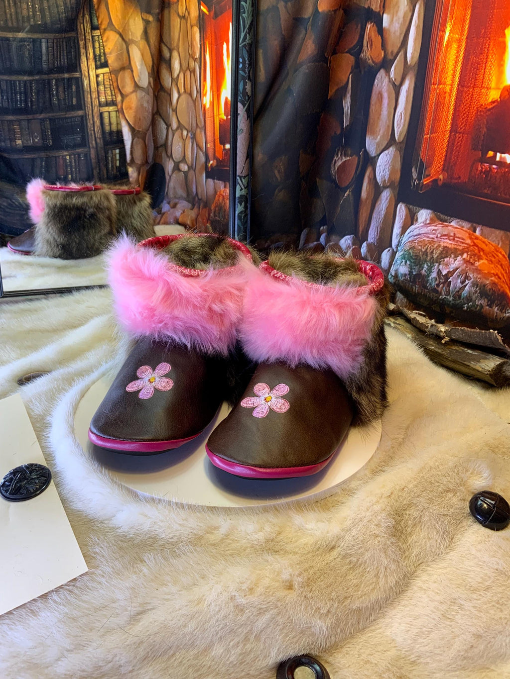 Mocassins d’intérieur Les Rita – 9 femme – cuir italien brun café brodé marguerite rose & fourrures recyclées fait main Québec