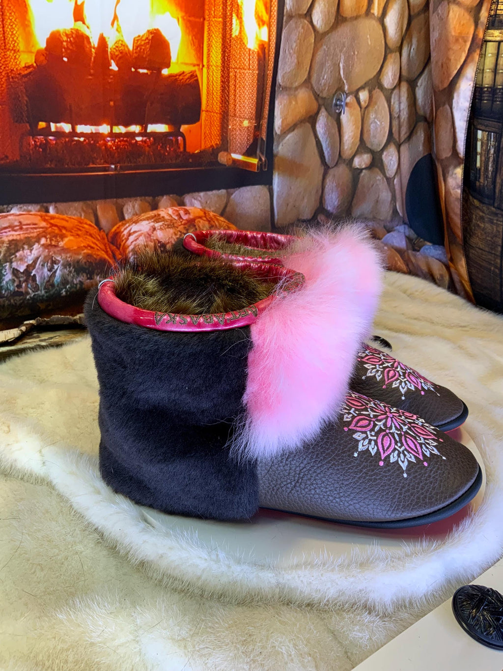 Mocassins d’intérieur Les Jacqueline – 9 femme – cuir brun & mandala brodé rose, mouton recyclé, confort 365 jours/an, Québec