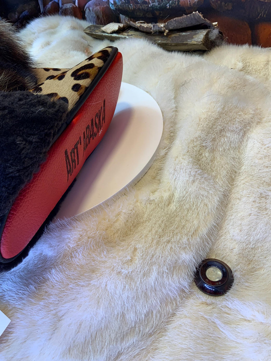 Mocassins d’intérieur Angelle – 9 femme – cuir de vache imprimé léopard, raton recyclé & mouton brun café, semelle rouge, faits à la main au Québec ✨🐆❤️